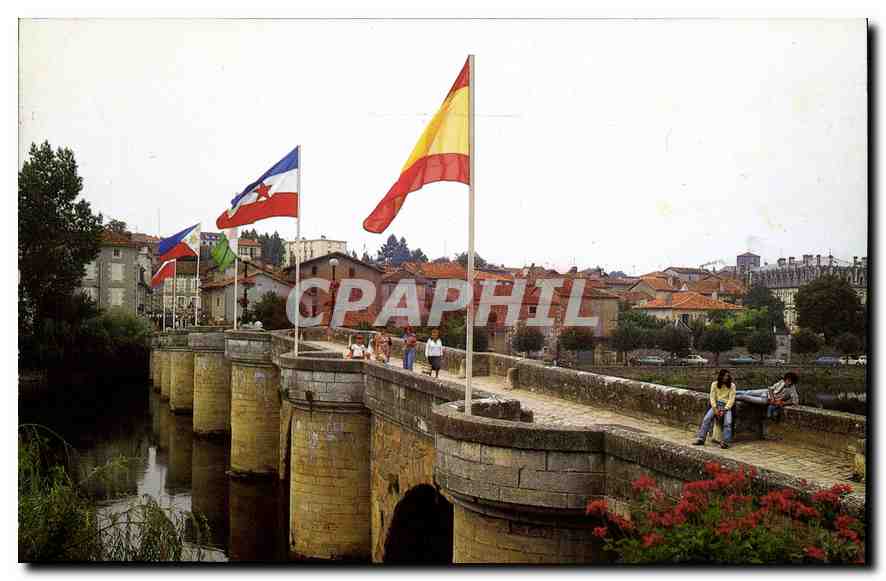 CPM Confolens Charente Le Pont Vieux su la Vienne 