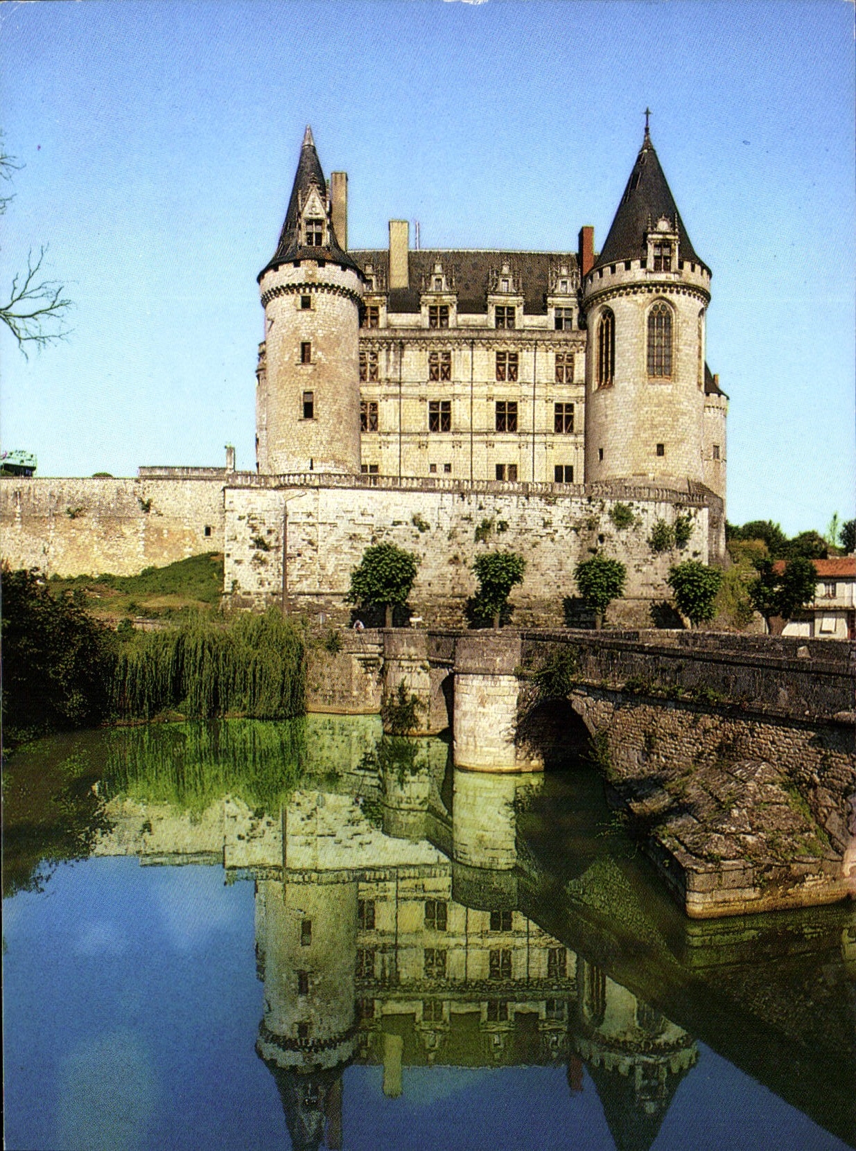 Château de La Rochefoucauld — flanqué de tours aux angles, fondé vers 1026 — ARTAUD Frères, n° 394101100002