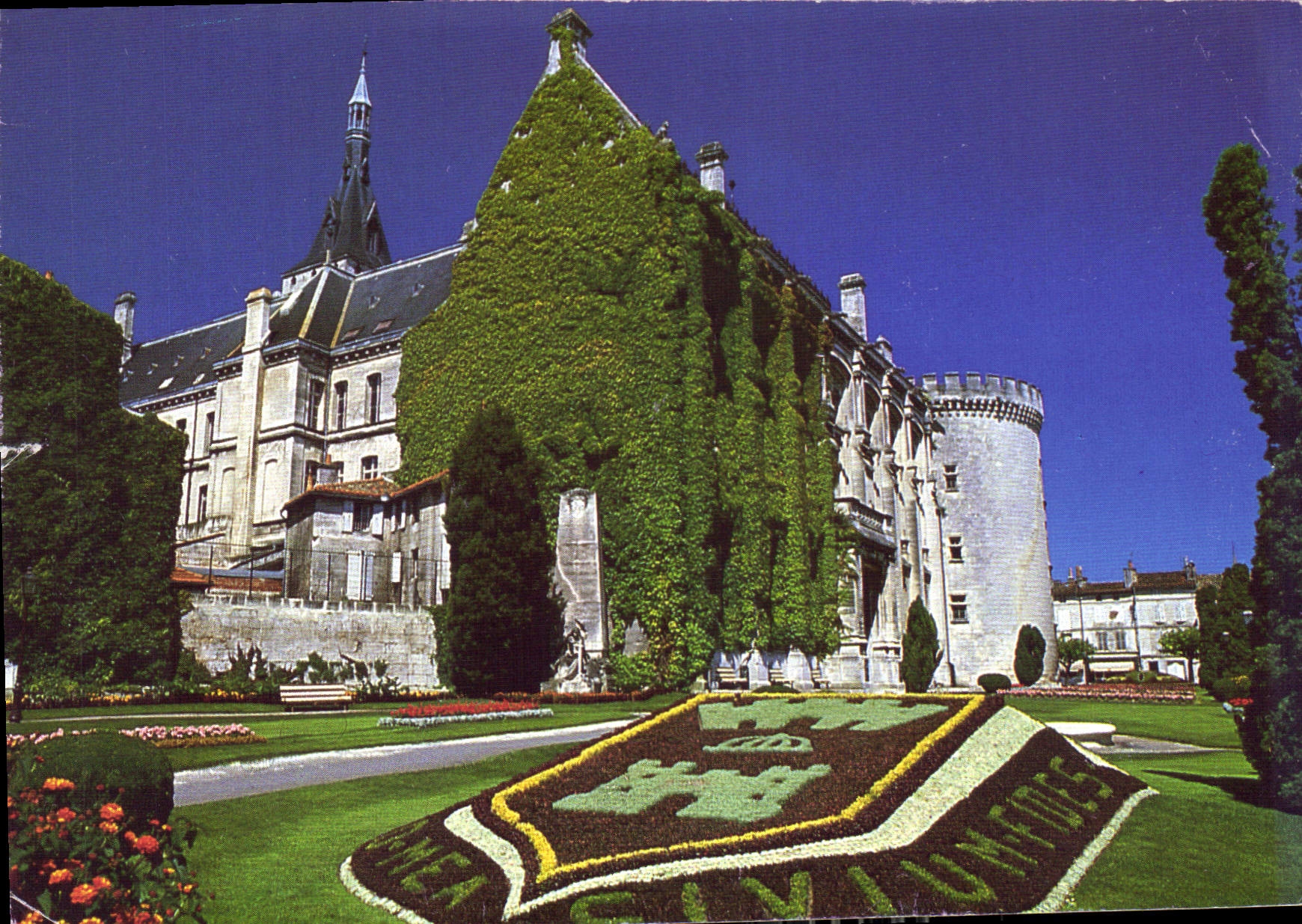 Château d'Angoulême — Square J. Kennedy — Éditeur : Images de France