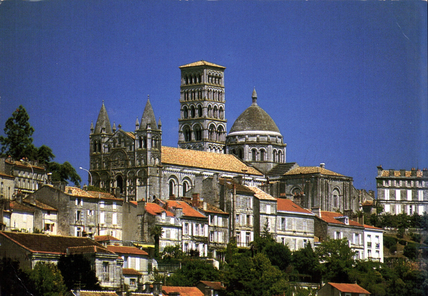 Angoulême — La Cathédrale Saint-Pierre dominant les toits de la ville — IMAGES DE FRANCE, Compagnie de la Poste