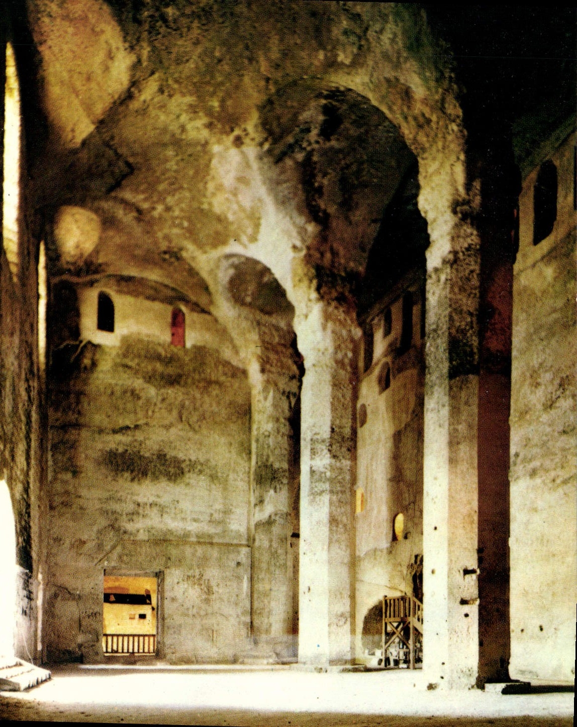 Aubeterre-sur-Dronne (Charente) — Intérieur de l'Église Monolithe — éditeur GILBERT JARNAC
