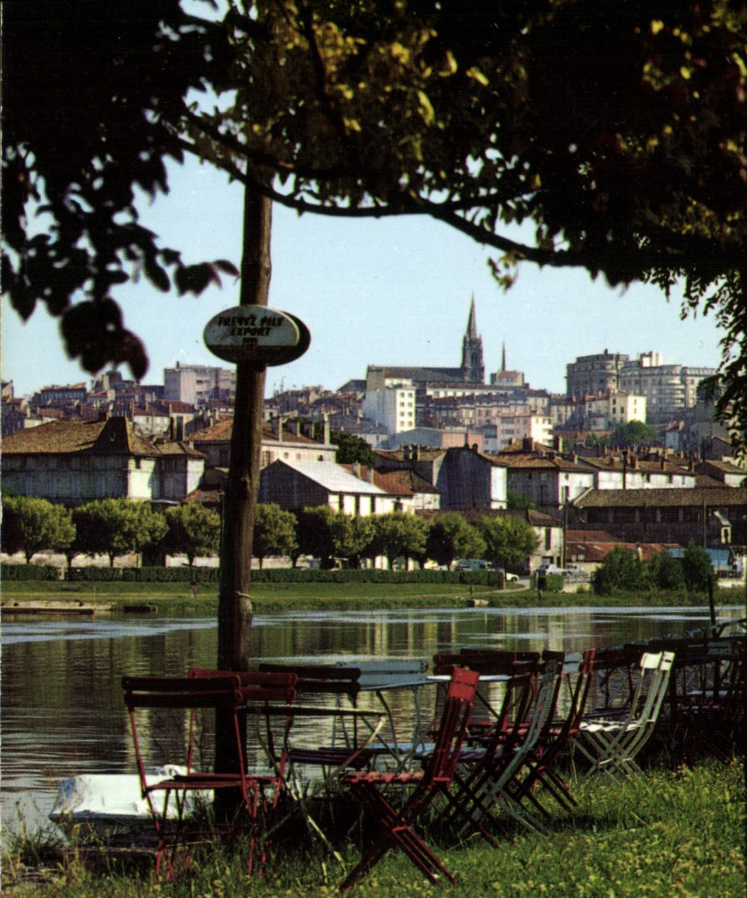 Les Bords de la Charente, au fond la Ville — Château 92, Angoulême — Éditeur L. Chatagneau, Bordeaux