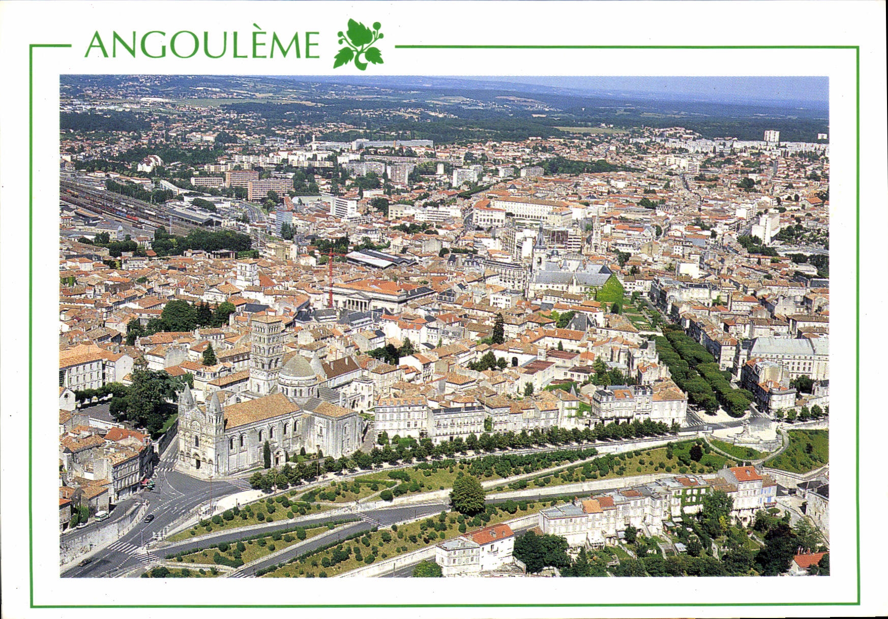 CPM Angouleme Vue generale du Centre ville avec les remparts