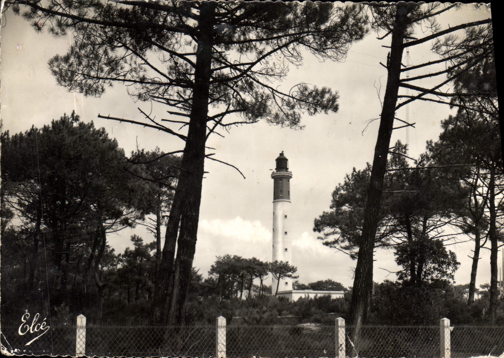 Phare de Cap-Ferret — vue parmi les pins — Élécé - Anverso