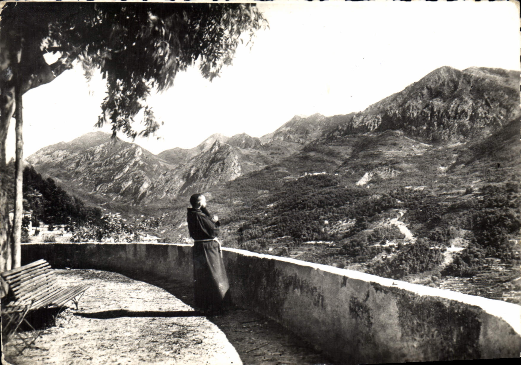 Vue sur Castellar et les Montagnes — Menton (A.-M.) — Procure des Missions de l'Annonciade