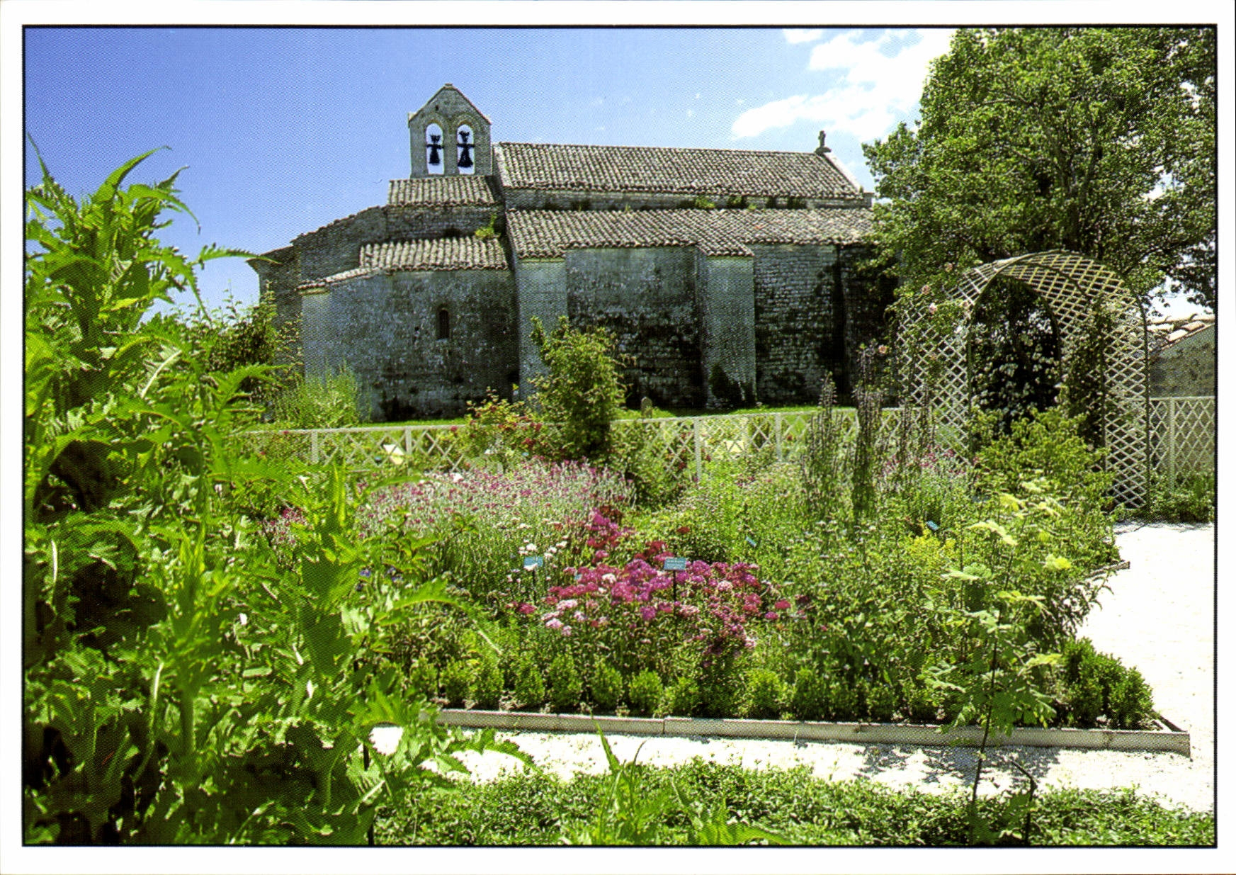 Église romane XIIe siècle — Jardin médiéval — Musée conservatoire départemental de Haute-Provence