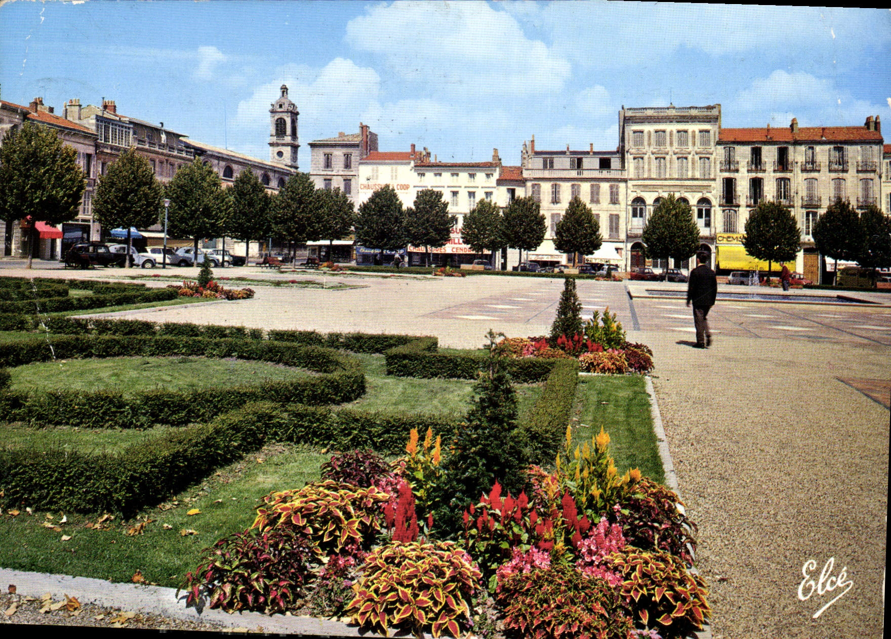 CPM Rochefort Char Marit La Place Colbert avec ses beaux Massifs Au fond l'Eglise 