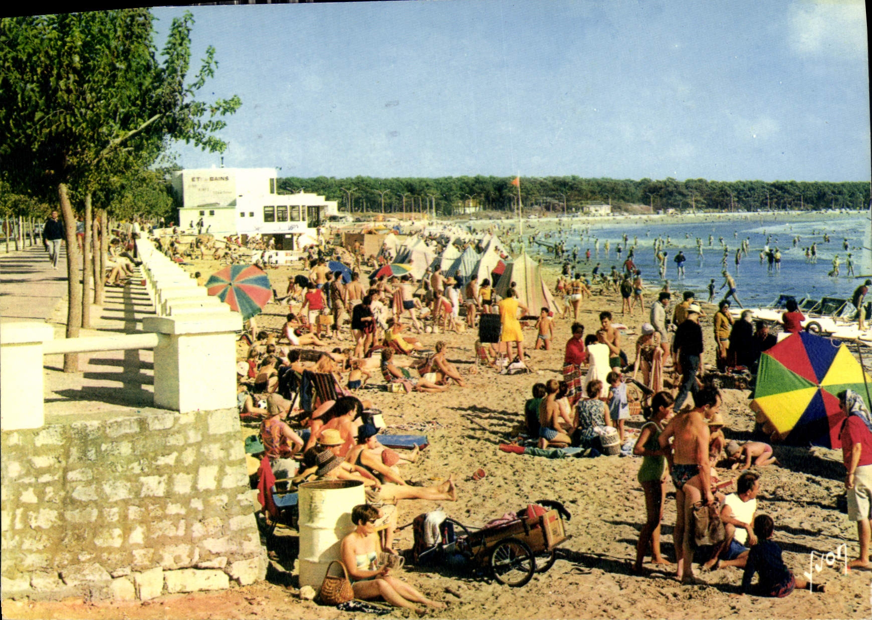 Saint-Georges-de-Didonne — plage animée — Éditions Yvon