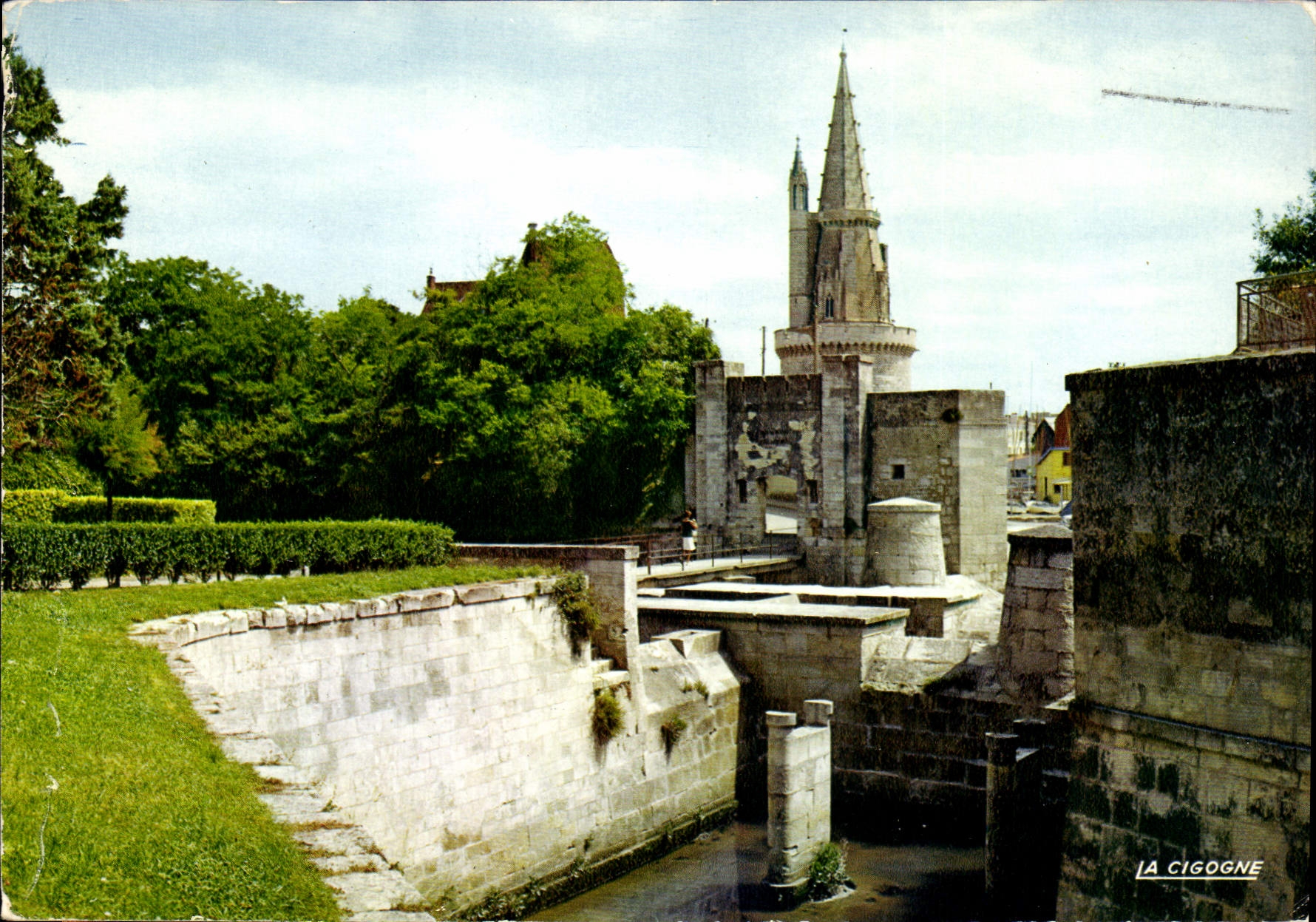 CPM La Rochelle Charente Marit La Porte des Deux Moulins Au fond la Tour de la Lanterne 