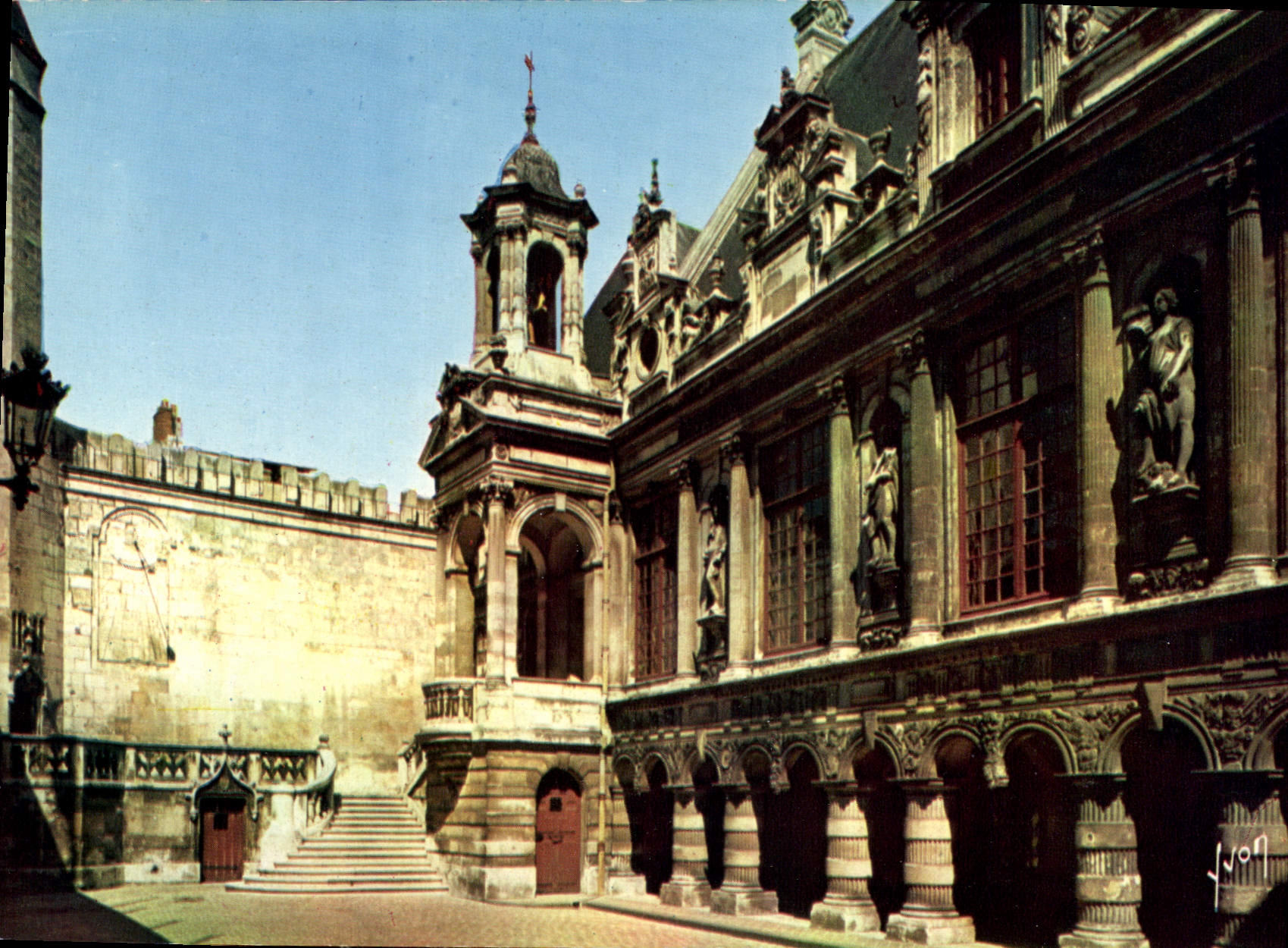 CPM La Rochelle Charente Maritime L'Hotel de Ville cour interieure 