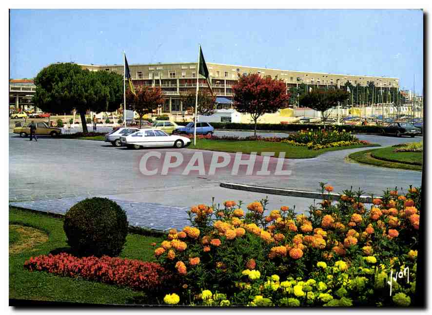 CPM La Cote de Beaute Royan Charente Maritime Les Jardins du Casino et a droite Le Parc a Voiliers 