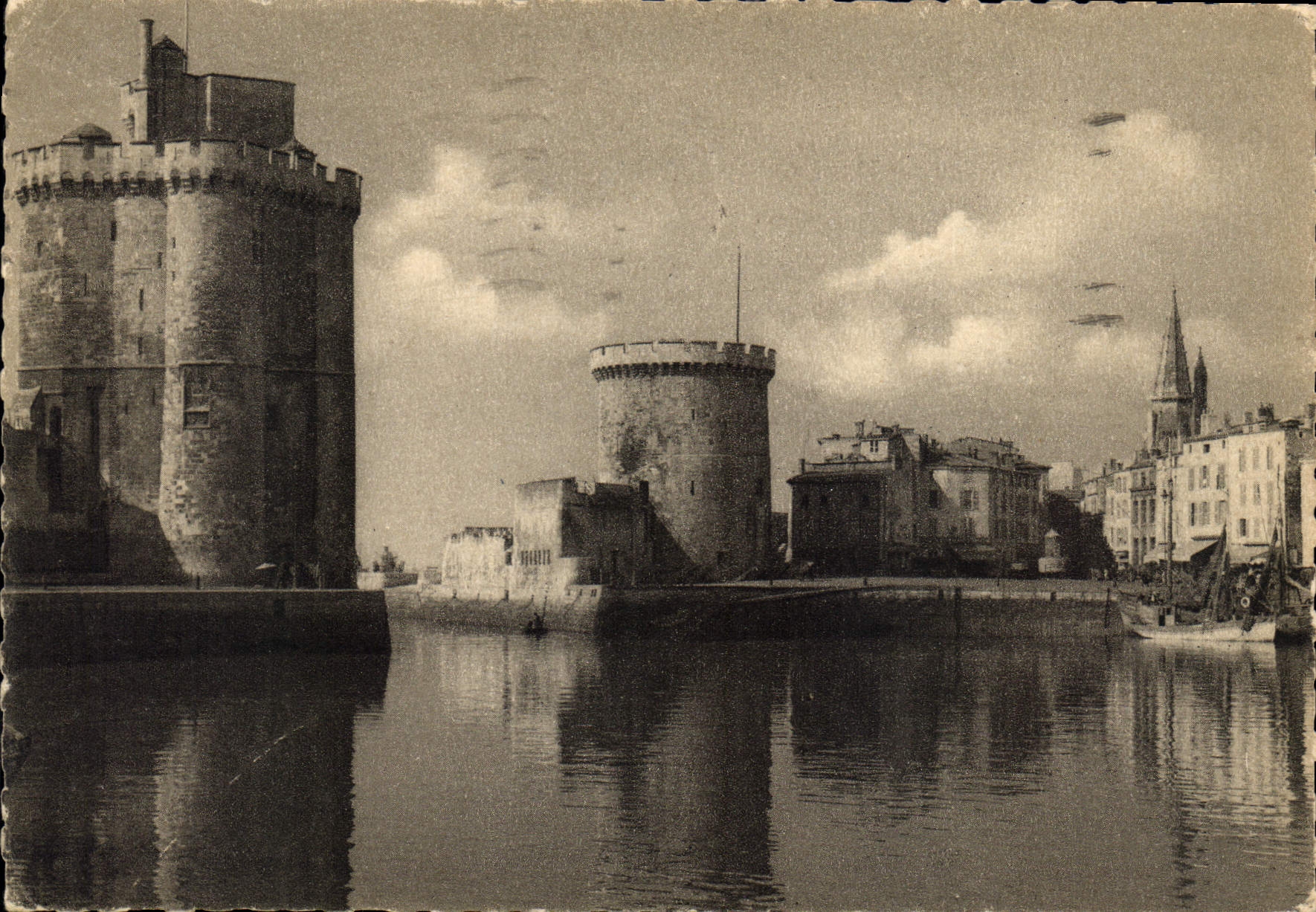 La Rochelle — Sortie du Port - Tours St-Nicolas, de la Chaîne et des 4 Sergents — Collection d'Art Inédit