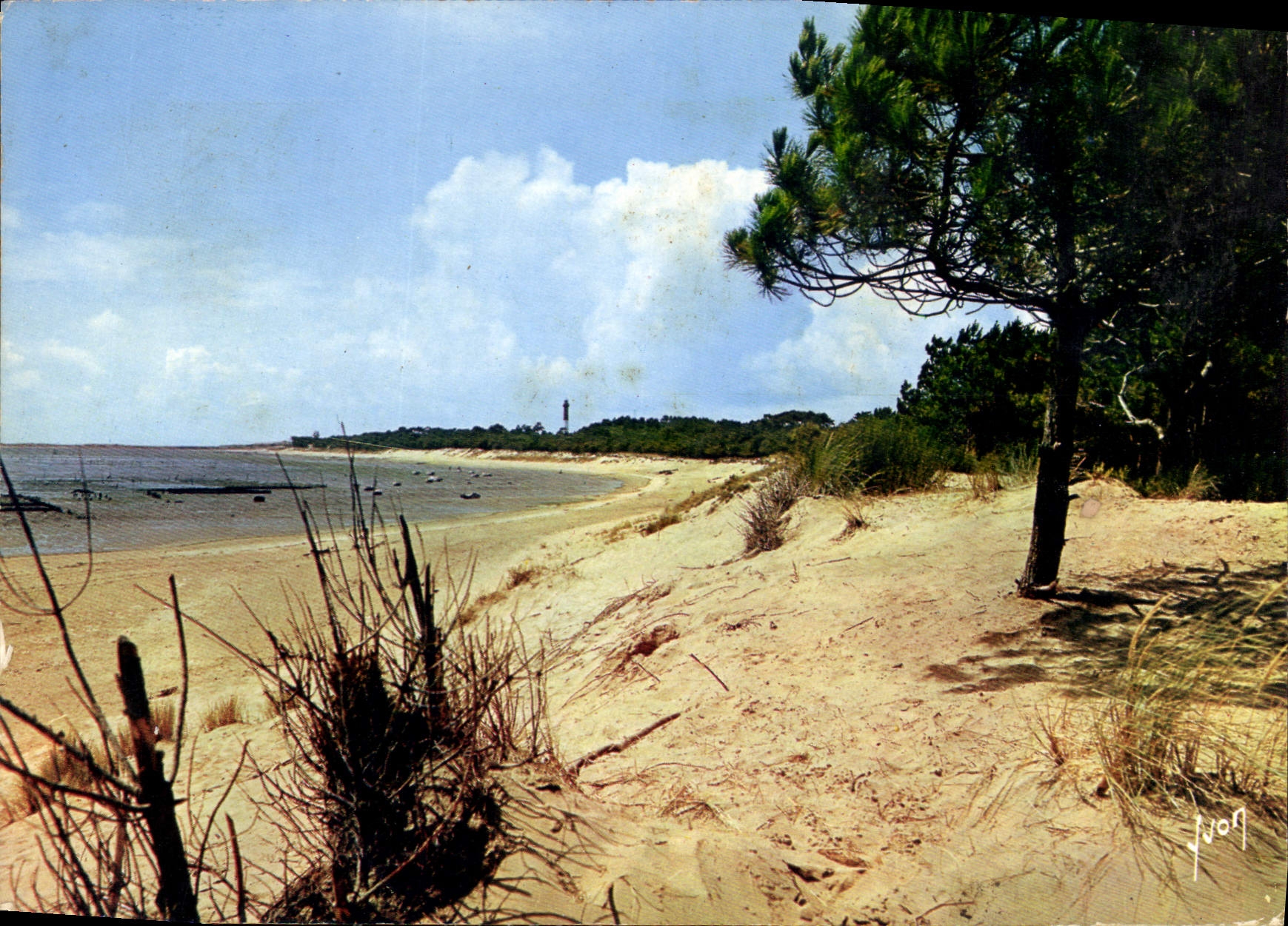 CPM Cote de Beaute Plage de Bonne Anse Ch M Le Phare de la Coubre au fond 
