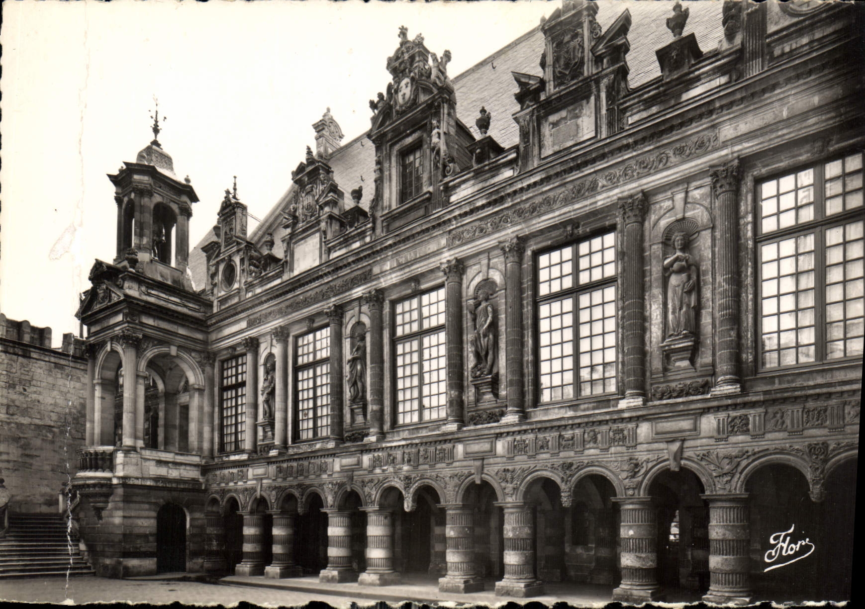 CPM La Rochelle L'Hotel de Ville la Cour d'Honneur 