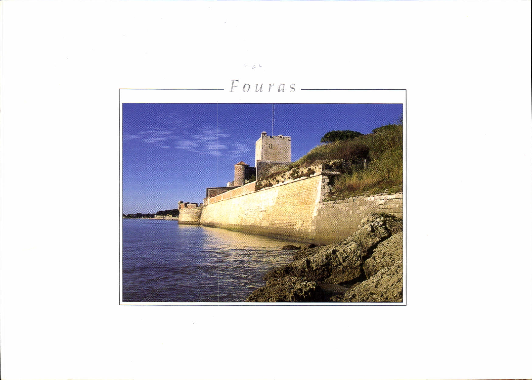 CPM Fouras Dominant l'embouchure de la Charente le chateau de Fouras 