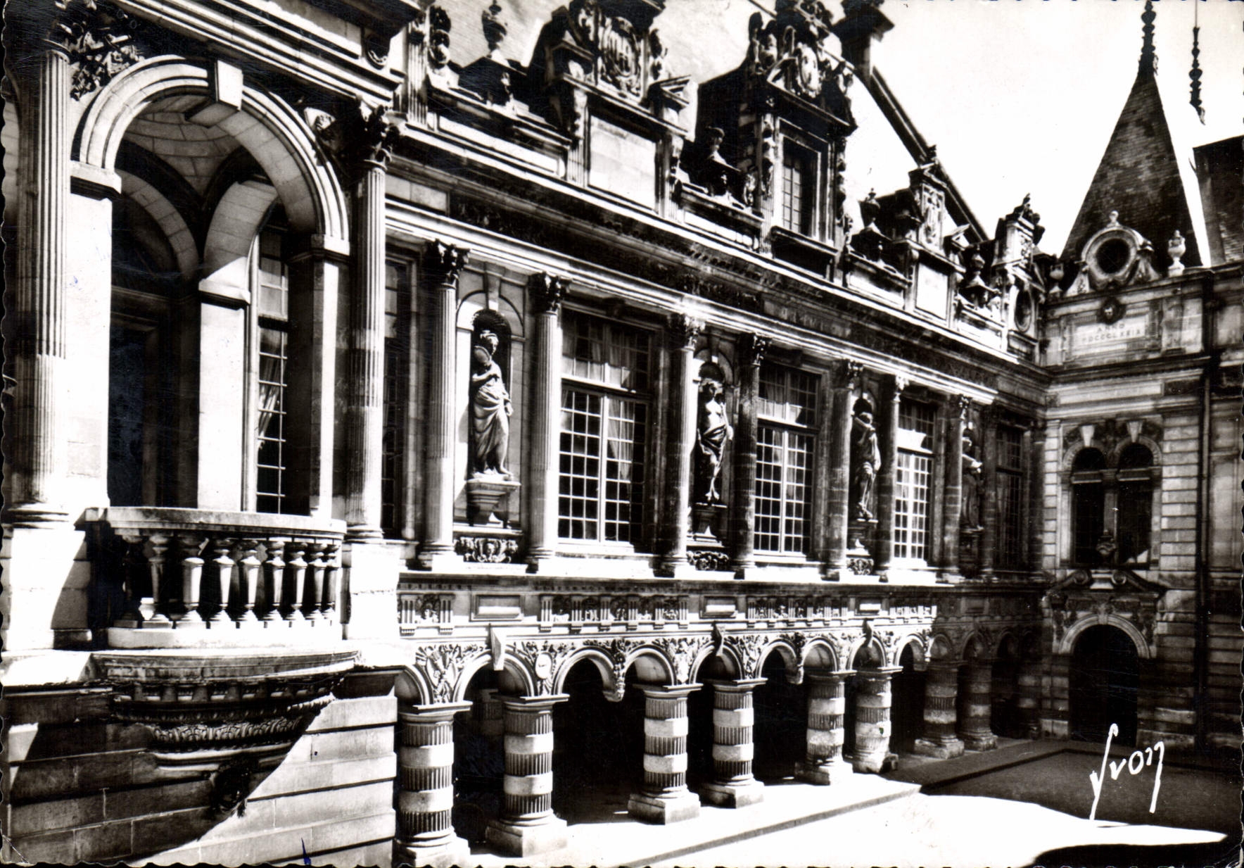 CPM La Rochelle Cour Interieur de l'Hotel de ville 