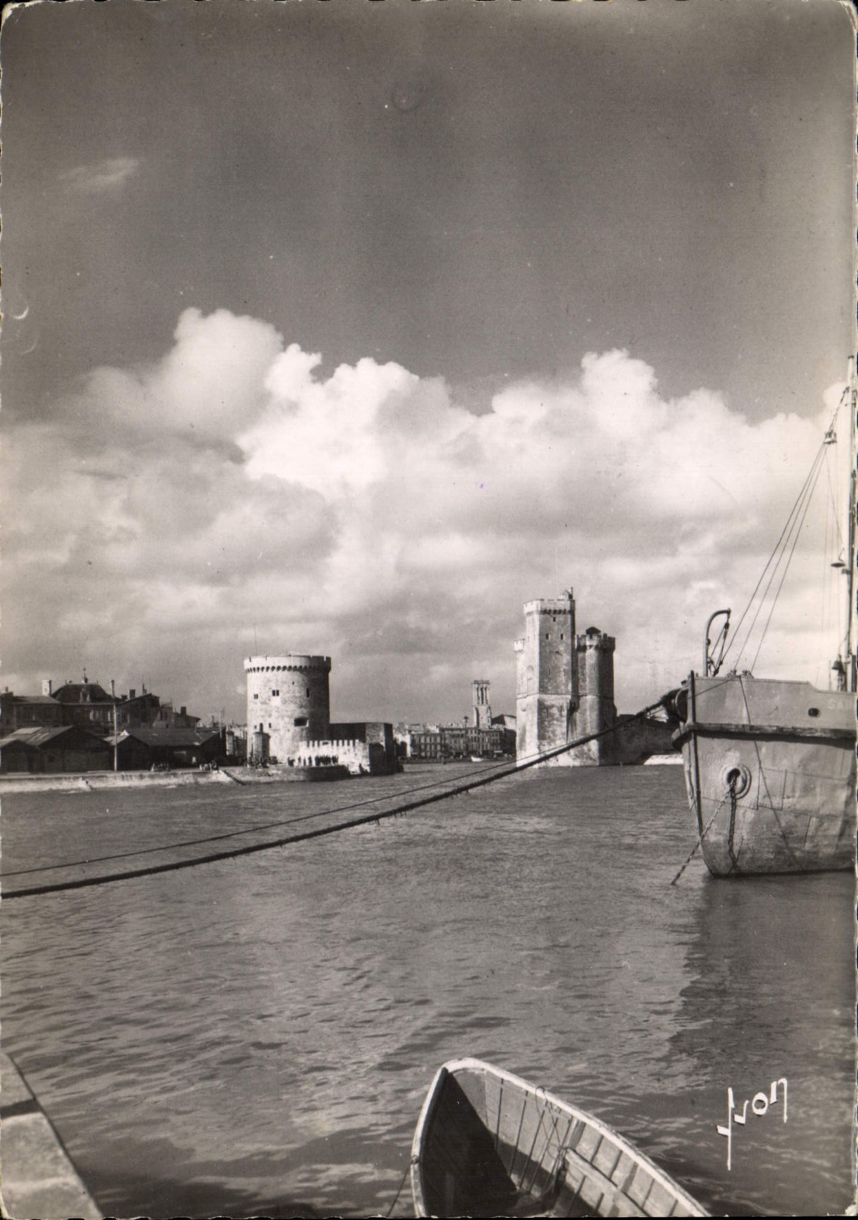 CPM La Rochelle L'Entree du Port Les Tours de la Chaine et St Nicolas 