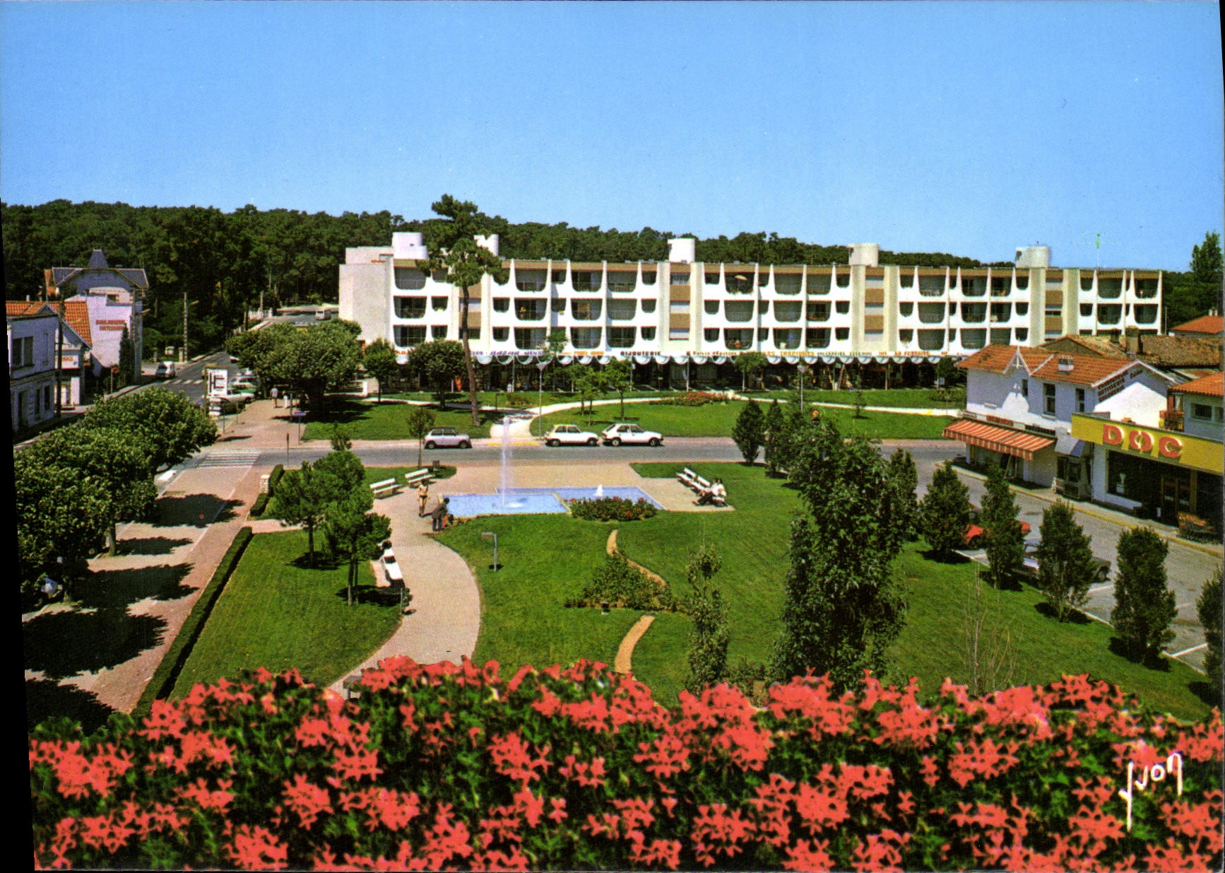 CPM La Cote de Beaute Saint Palais Sur Mer La Place Centrale 