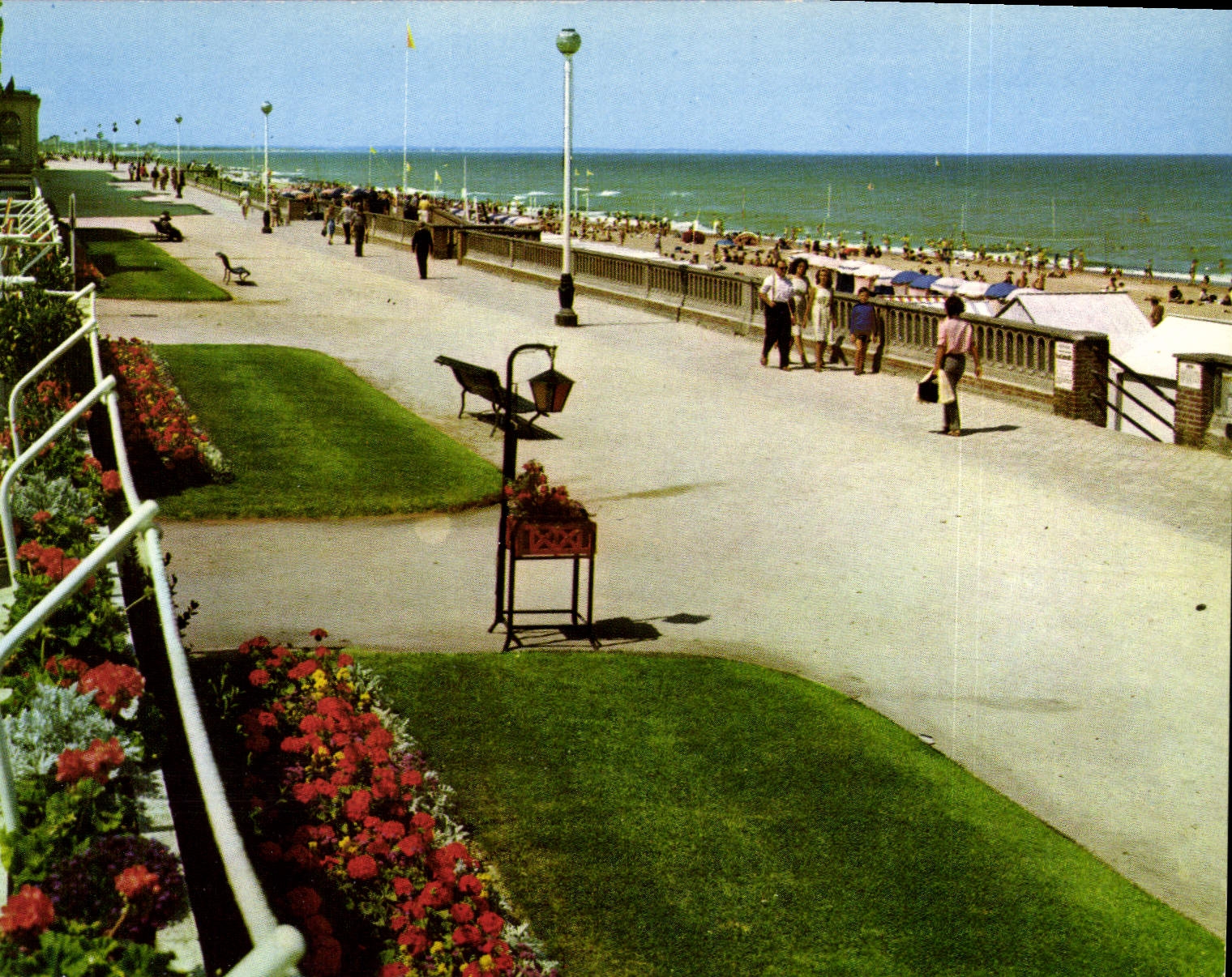 Cabourg — La Promenade et la Plage — Éditeur : ARTEFF-NANTES