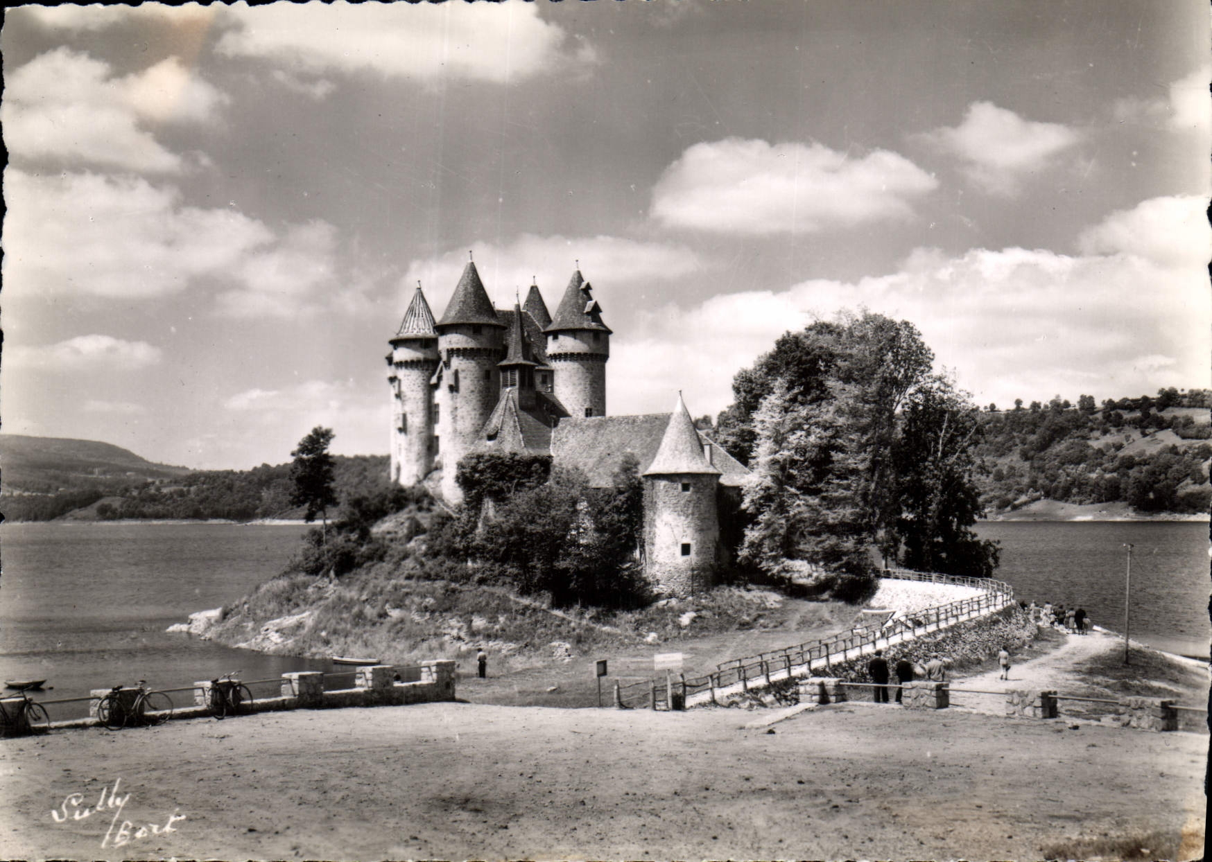 CPM Le Chateau de Val vu de la route pres Lanobre 
