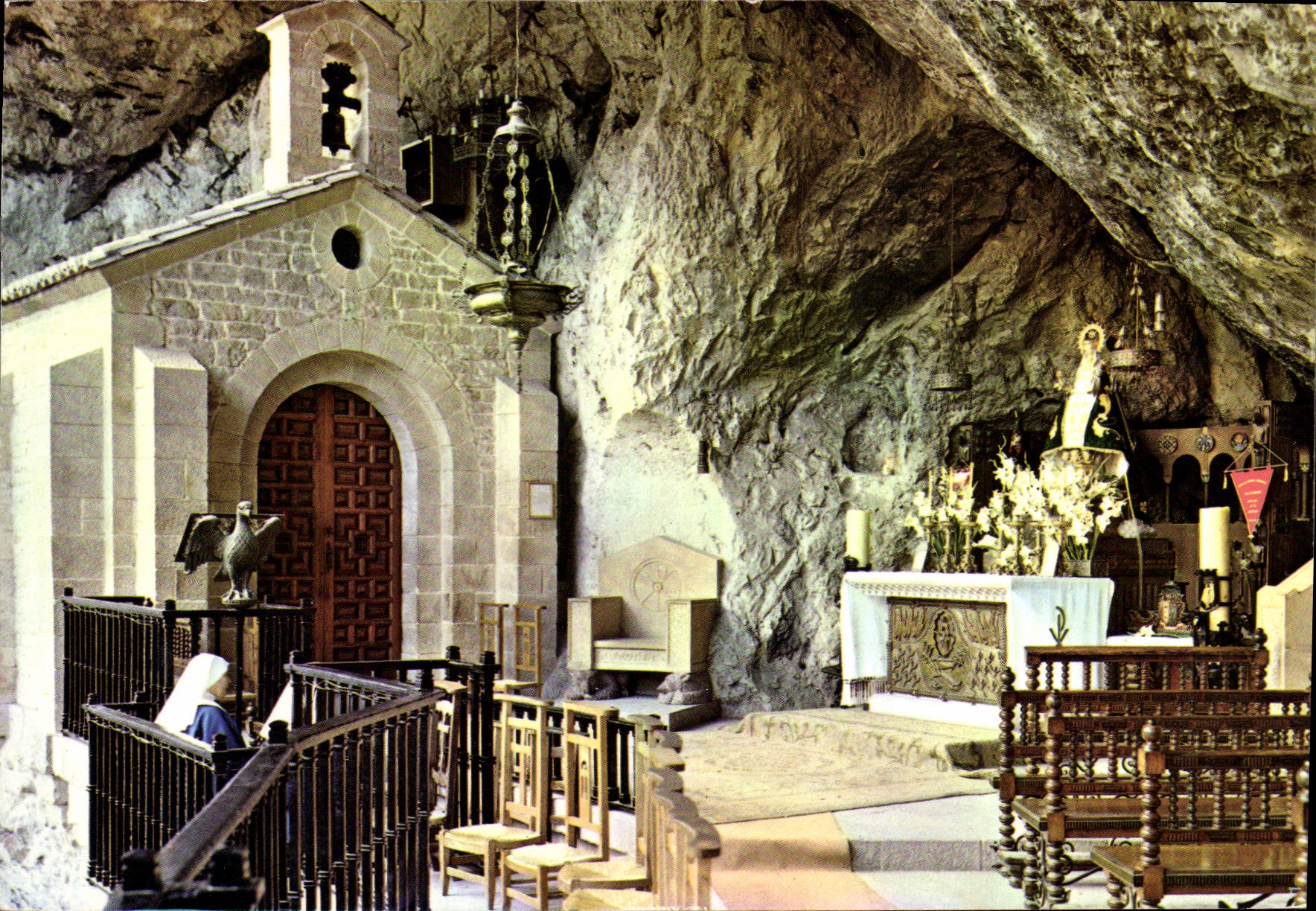 CPM Covadanga Asturias Interieur de la Gruta 