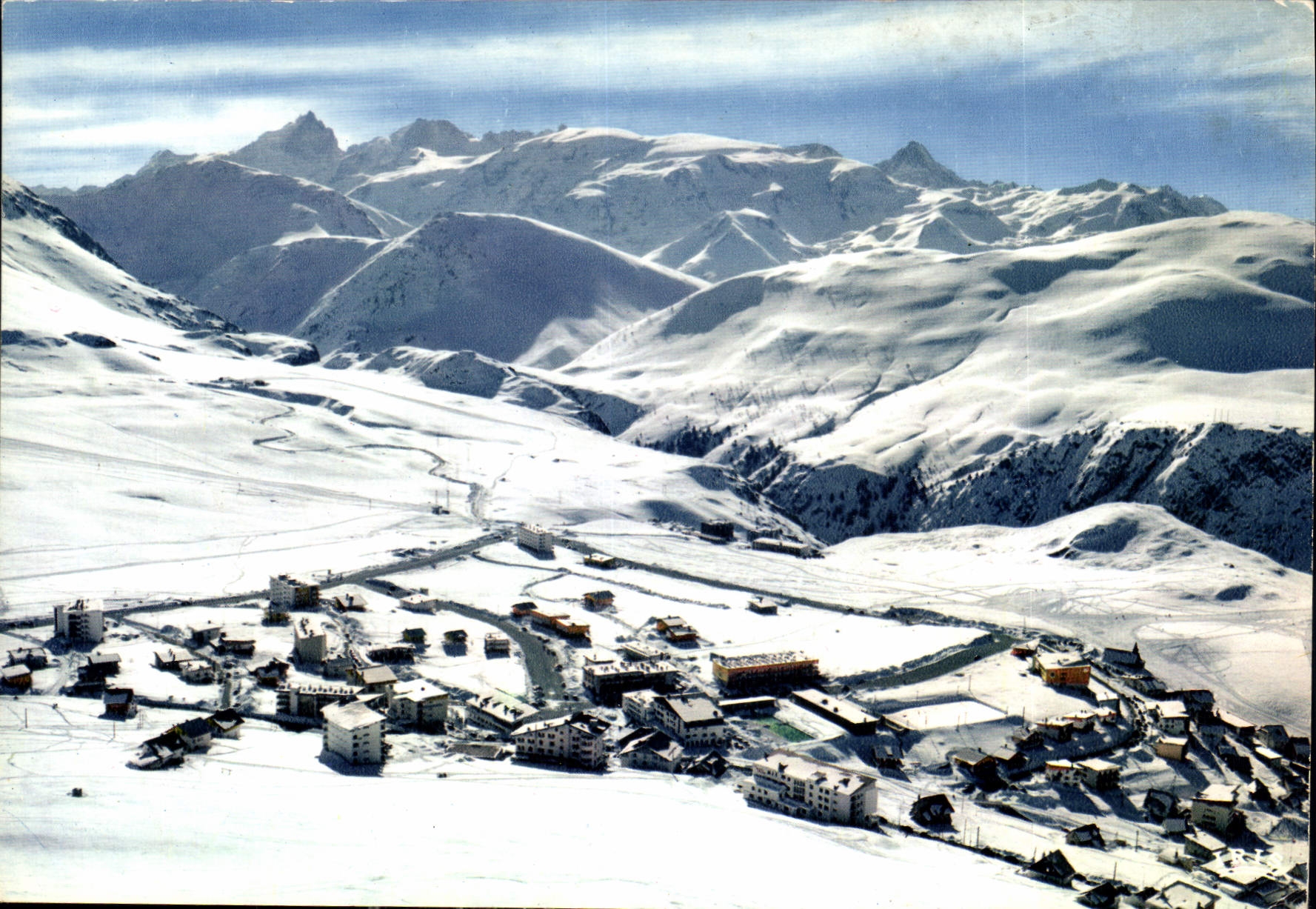 L'Alpe d'Huez — Vue de la station depuis les pentes du Signal, la Meije, le Dôme du Plat de la Selle — Lumicad