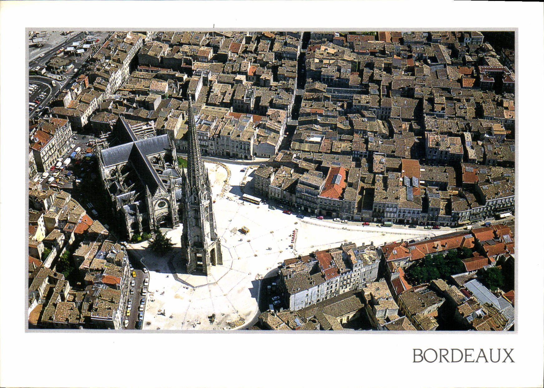 Bordeaux — vue aérienne de la cathédrale et de la place — Éditions G. Blier