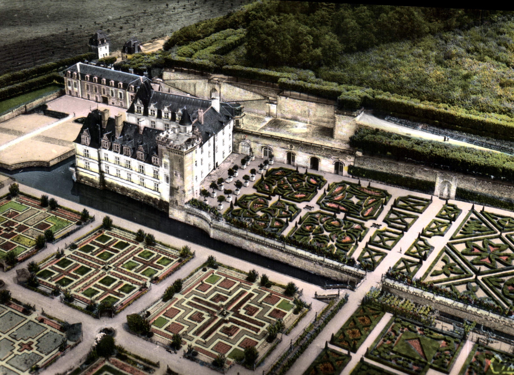 CPM En Touraine les Chateaux de la Loire Villandry I et L vue aerienne le Chateau et les Jardins d'O