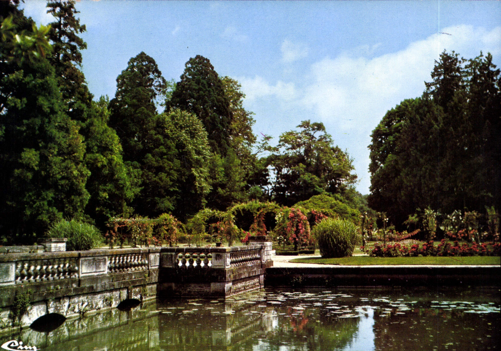 CPM Richelieu I et L l'ancien Pont du Chateau et la Roseraie 