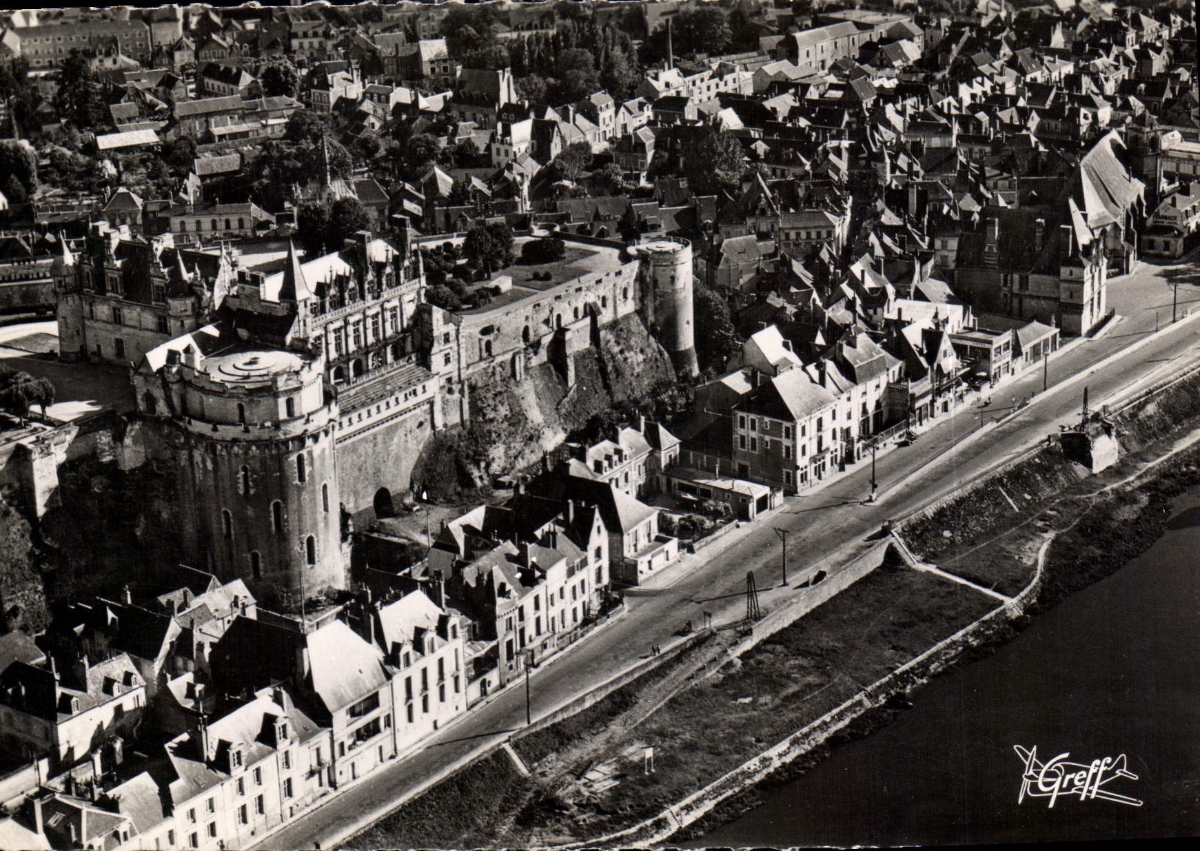 CPM En Touraine les Chateaux de la Loire Amboise Indre et Loire vue aerienne le Chateau au bord de L