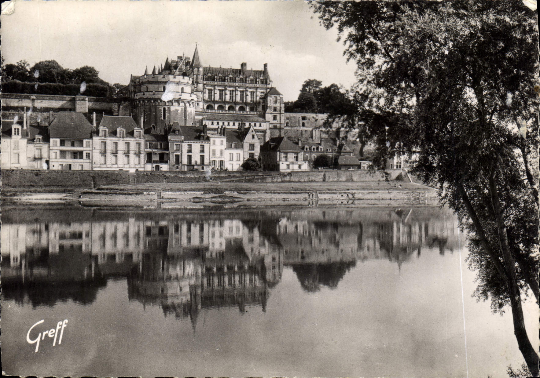 CPM En Touraine les Chateaux de la Loire Amboise I et L le Chateau et la Loire 