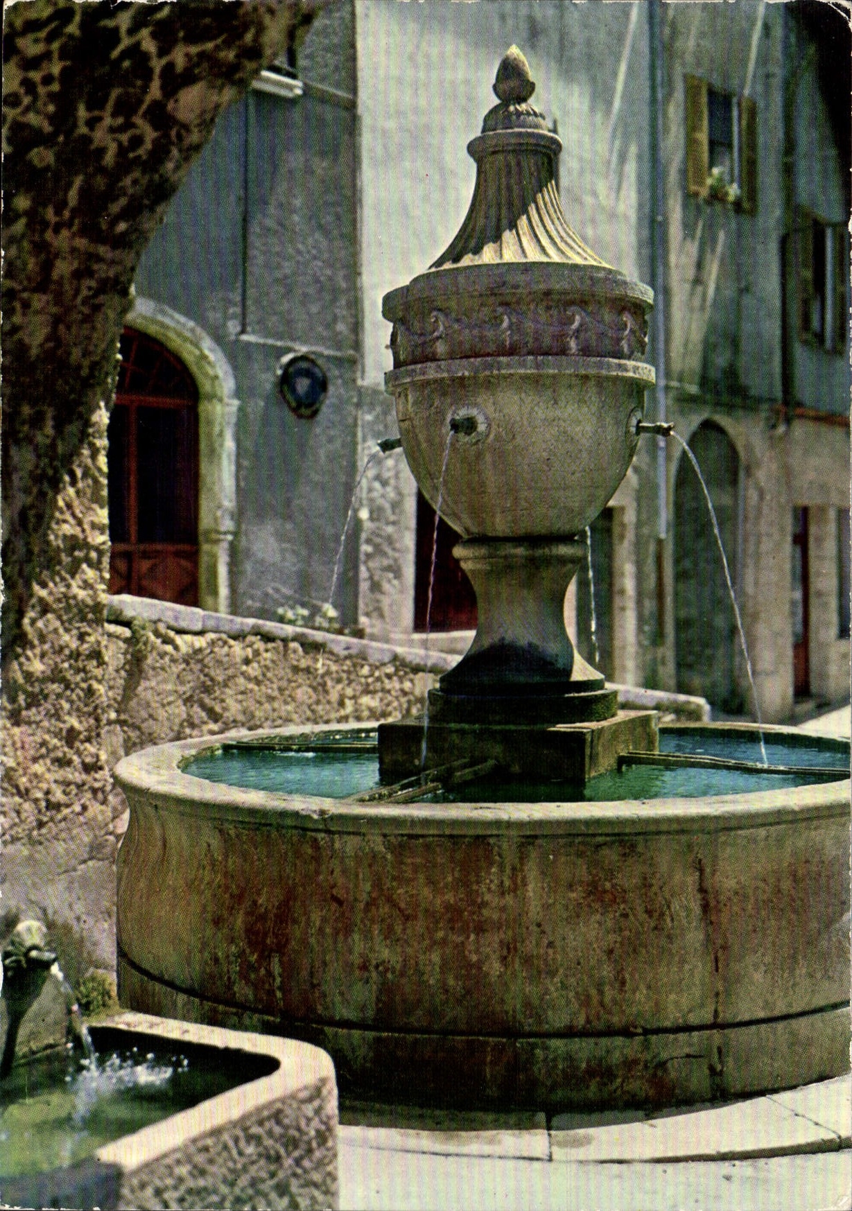 CPM La Cote d'Azur Saint Paul de Vence la Vieille Fontaine 