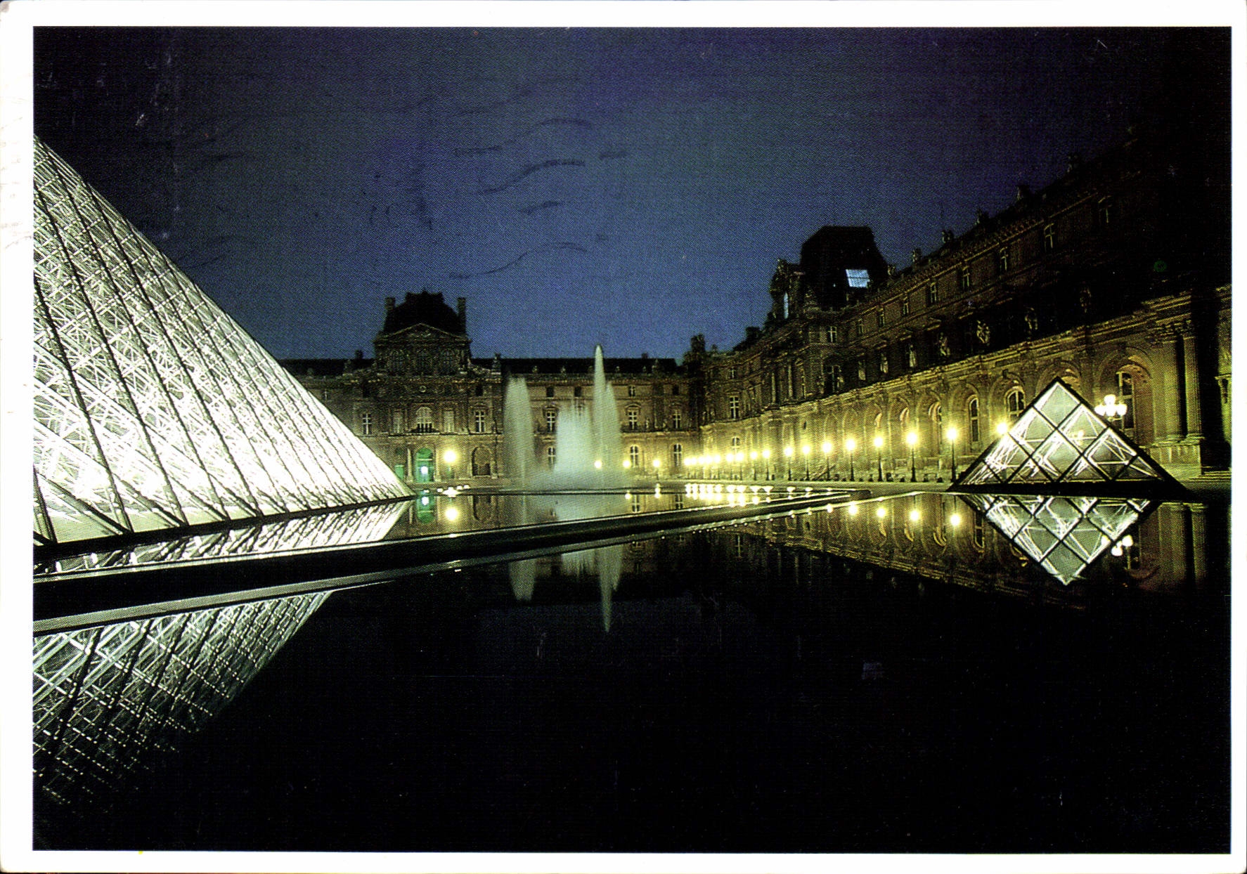 CPM Musee du Louvre Miroirs d'eau la nuit le Louvre et la Pyramide 