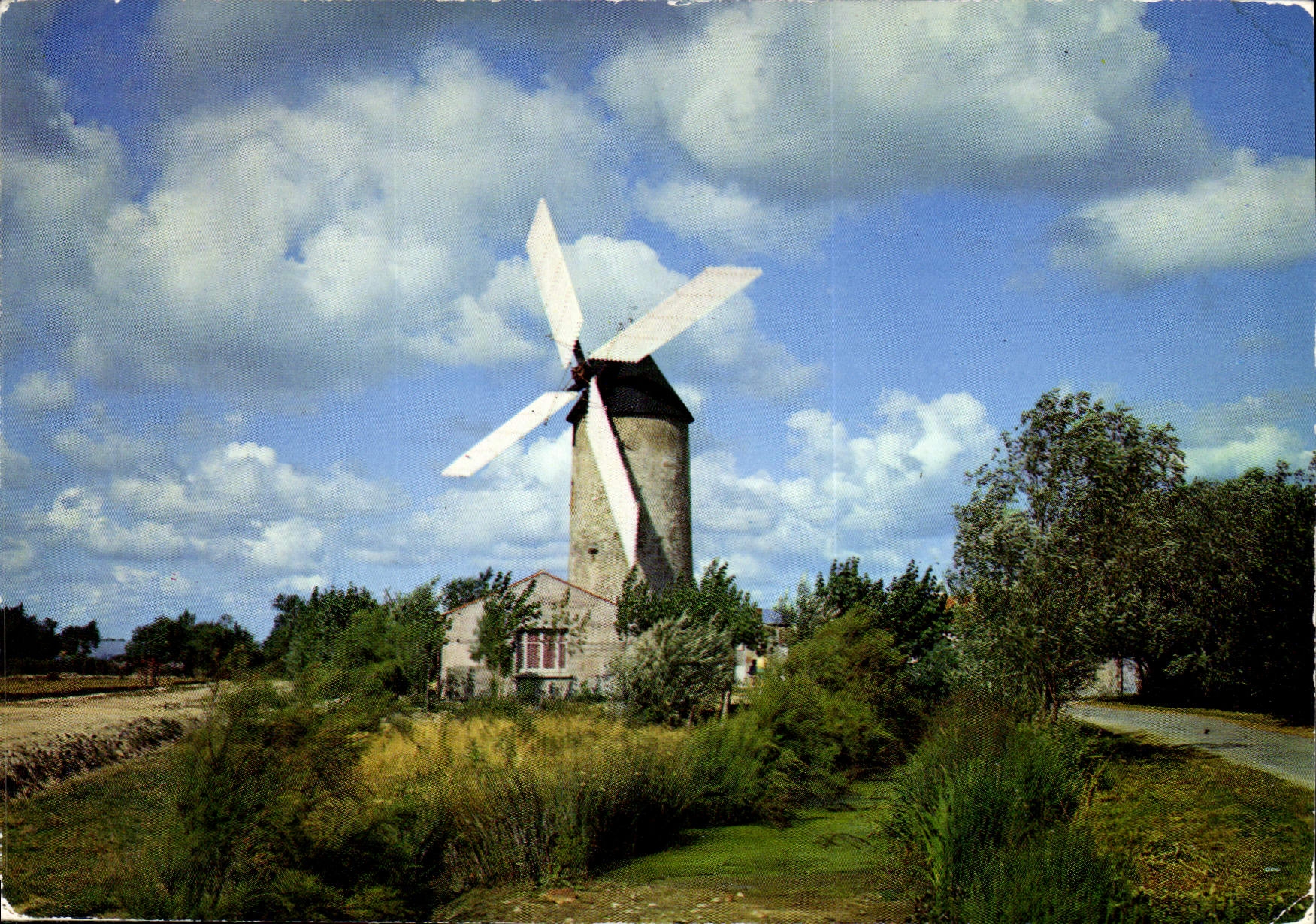 Moulin de Raire (Sallertaine) — Dernier moulin à vent en activité — Éditeur : La Vendée Touristique, n° 85-032