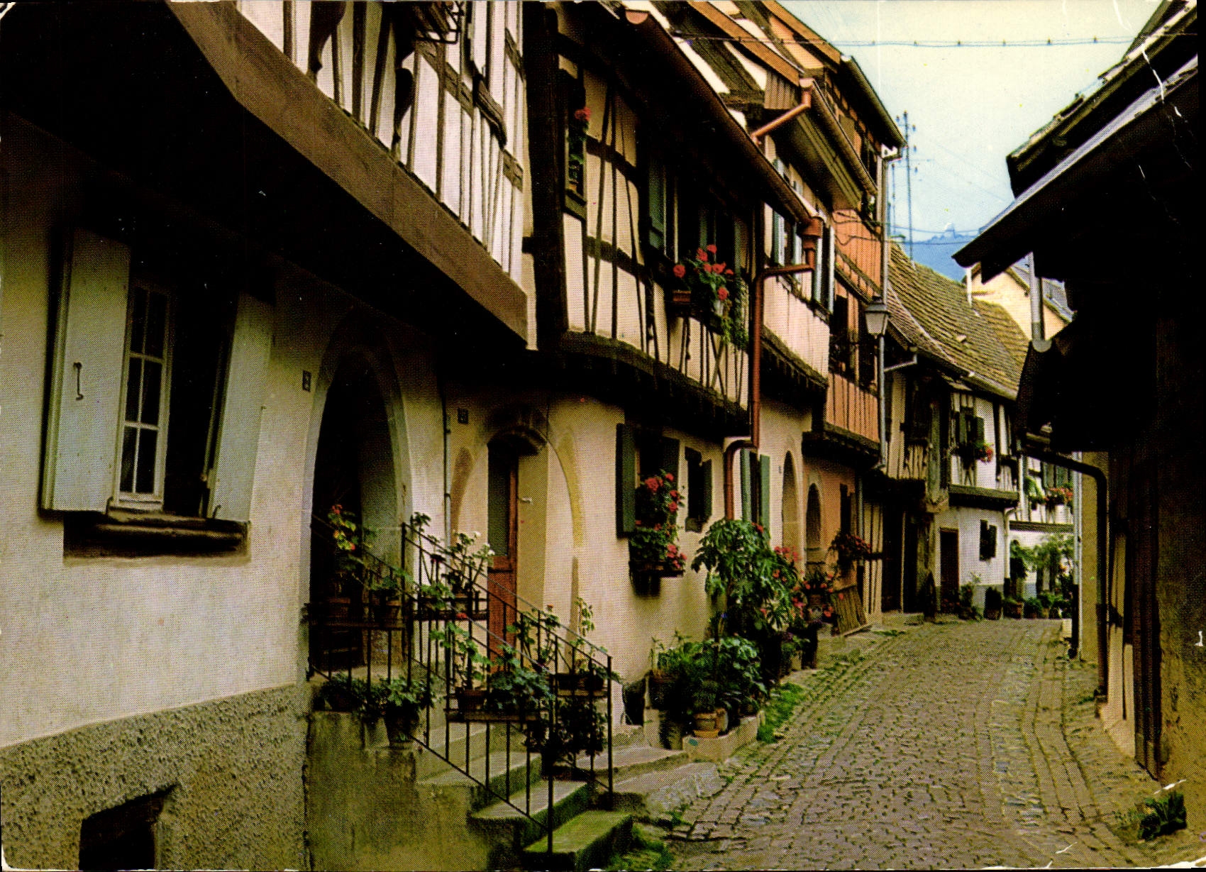 CPM Eguisheim Alsace Ruelle aux Maisons Pittoresques du XVI S 