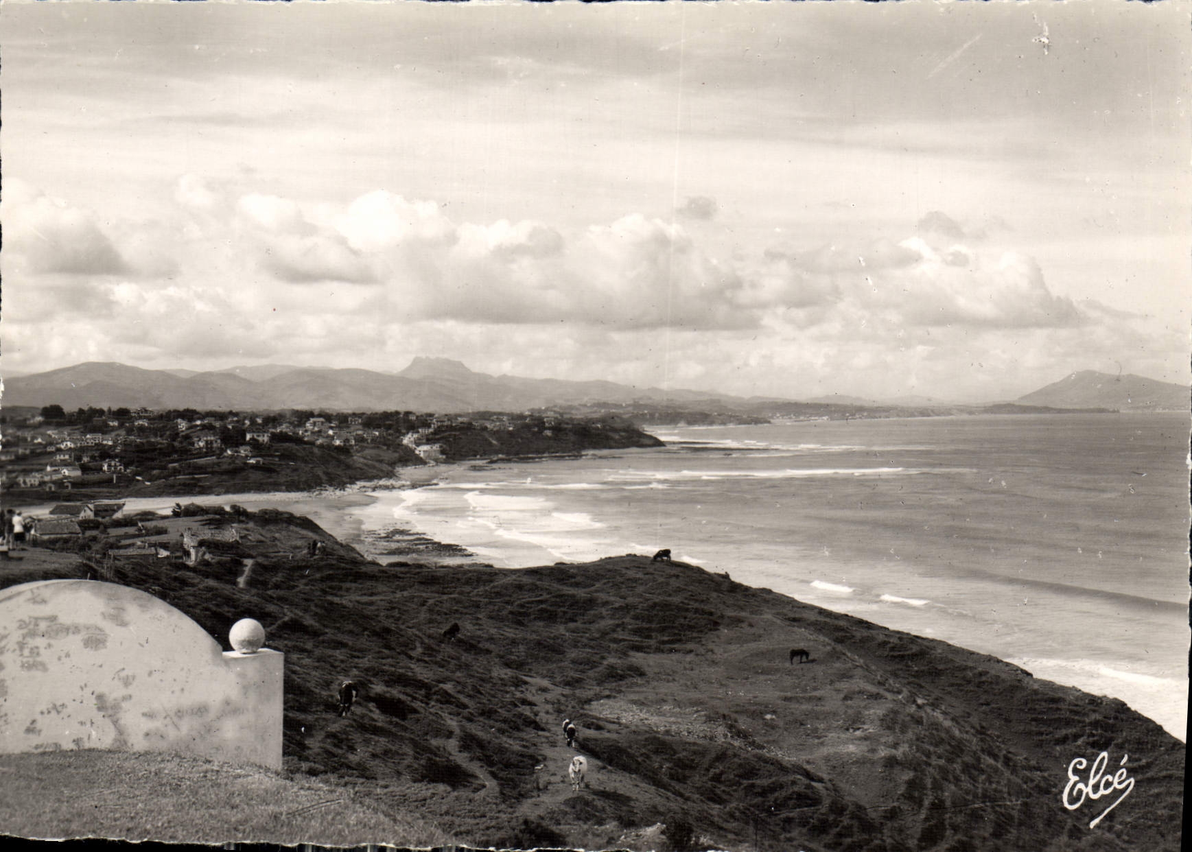 CPM Bidart Basses Pyrenees vue d'ensemble de la Plage la Cote Basque et les Monts Espagnols 