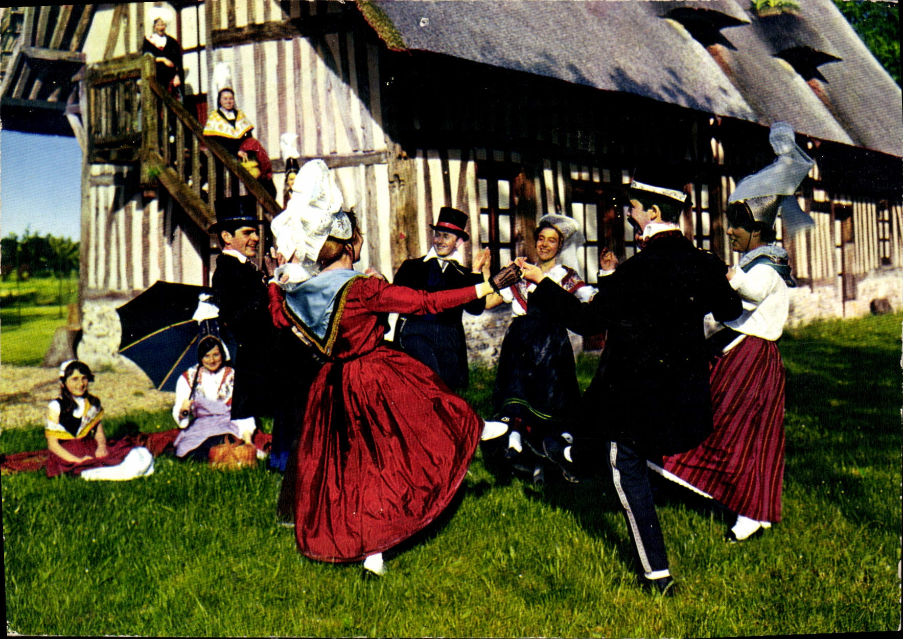 CPM Folklore de France la Normandie Dansons sous le rouvre une Danse apres les accordailles 
