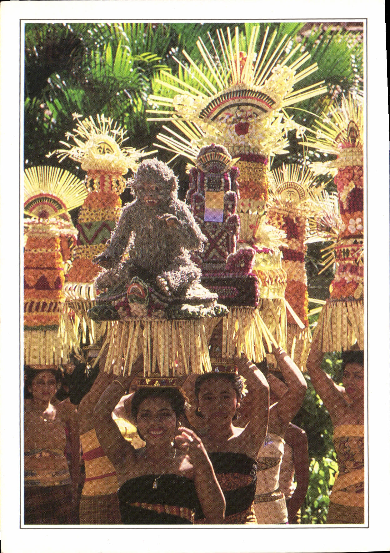 CPM Bali Women offering Bearers le desir de se concilier les graces divines pousse les femmes balina