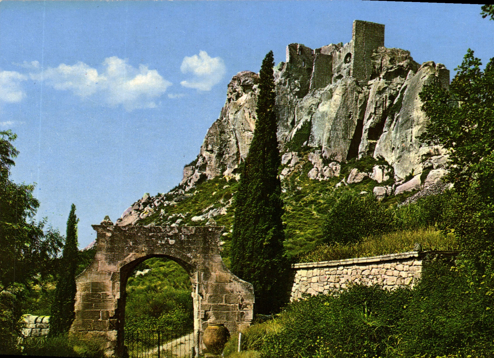 CPM Au Coeur de la provence les Baux de provence le Donjon du Chateau monument historique du XIII S 