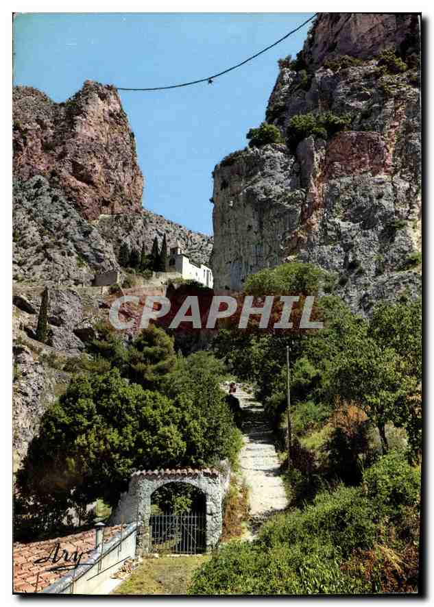 CPM Les Gorges Pittoresque du Verdon Moustiers Ste Marie B A la Montee du Calvaire et la Chapelle de