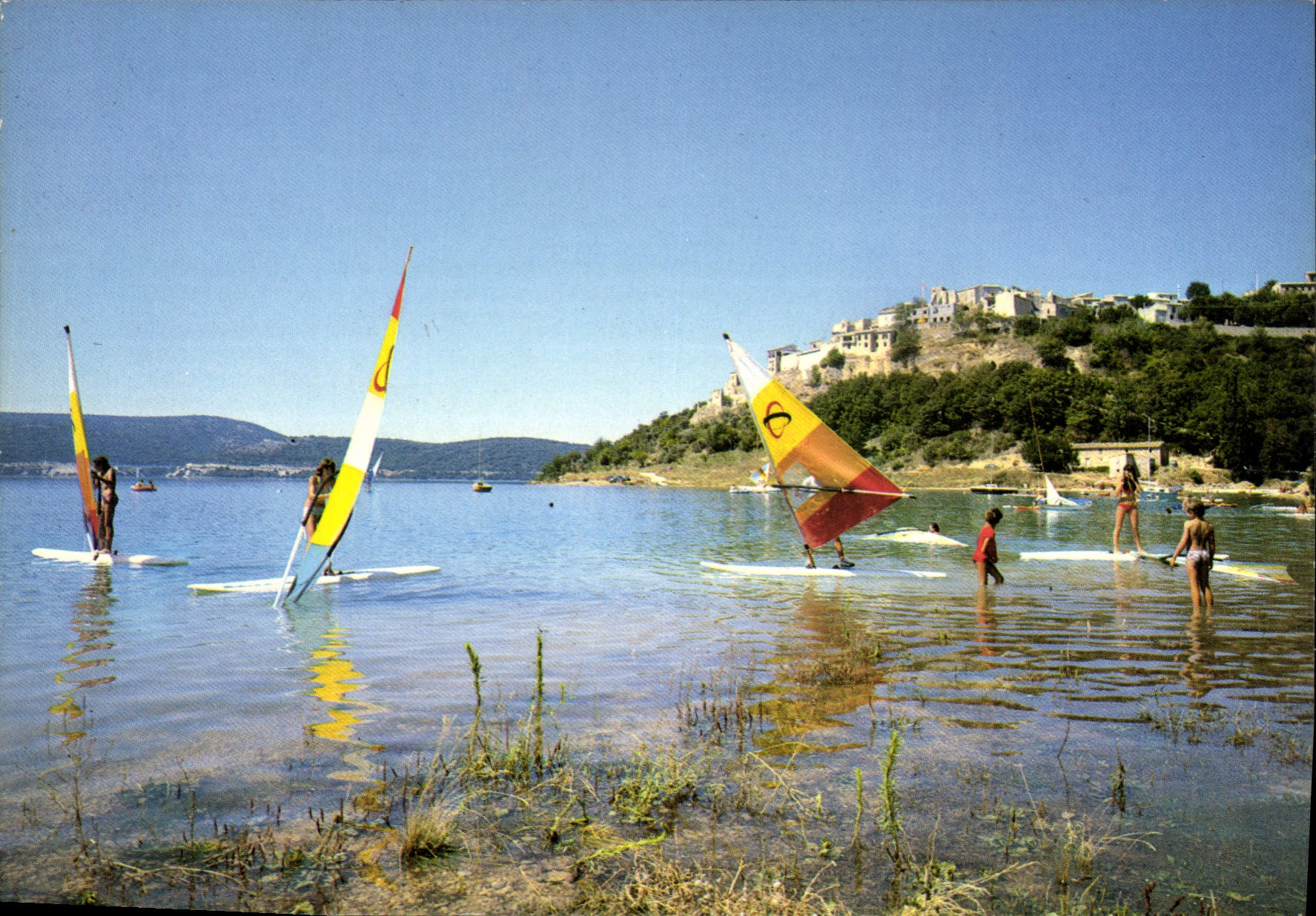 CPM Ste Croix du Verdon vue generale avec les Planches a Voile sur le Lac Artificiel 