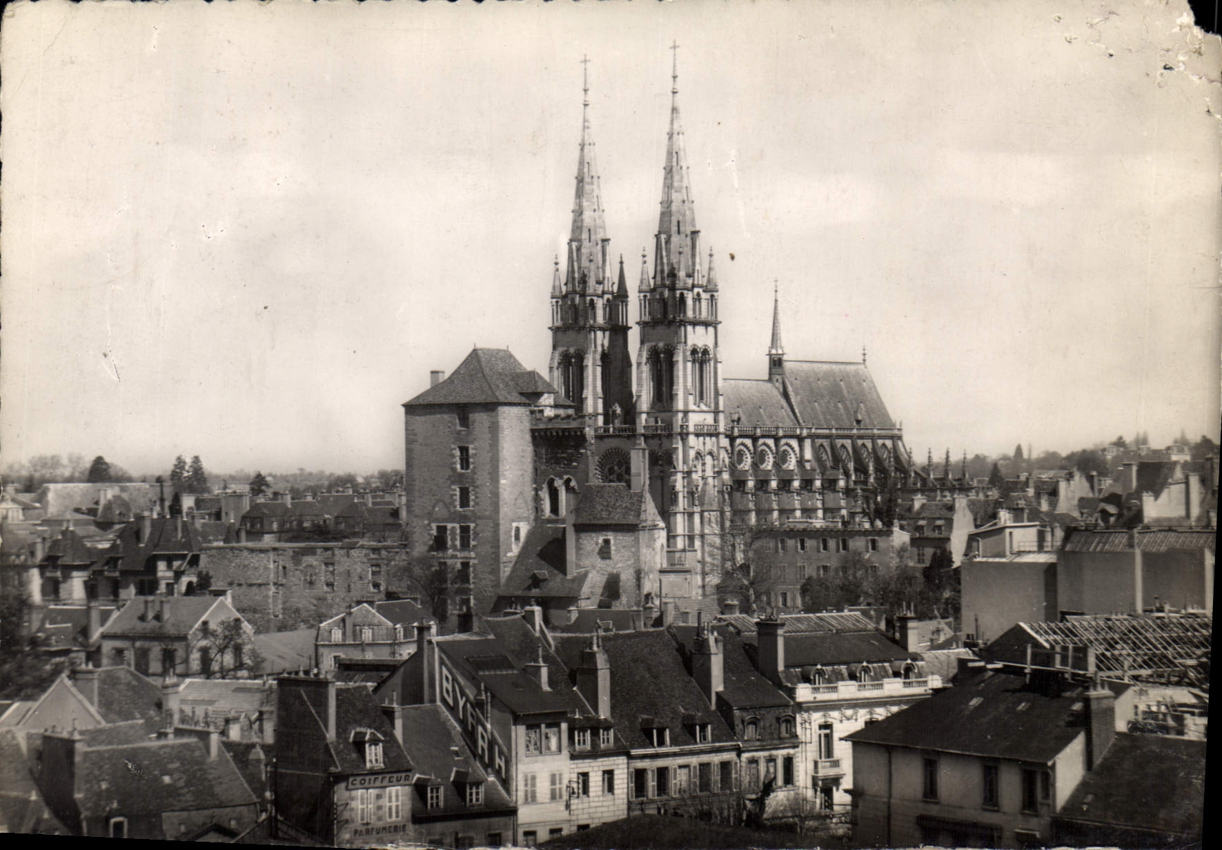 CPM Moulins Allier vue generale sur la Cathedrale et la Mal Coiffee de la Tour Saint Gilles 