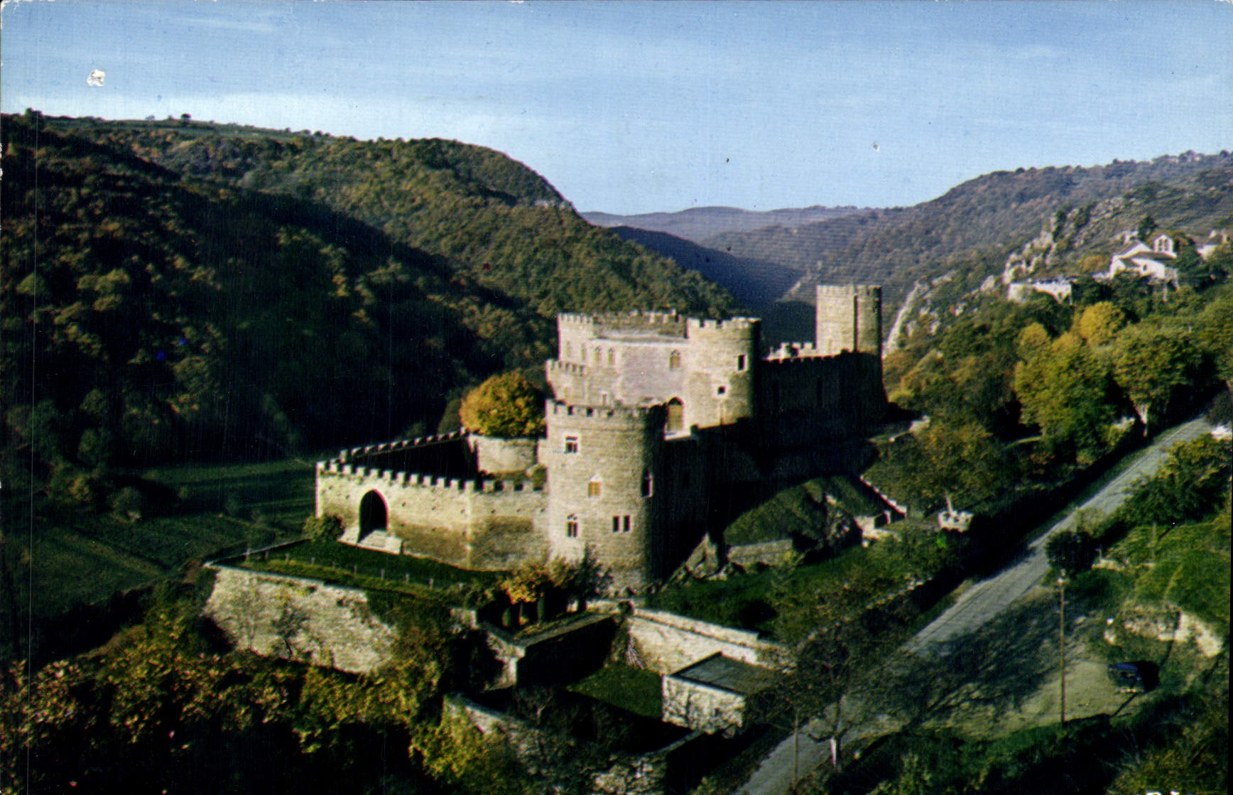 CPM Gorges de la Sioule le Chateau feodal de Chouvigny Allier dominant la Sioule 