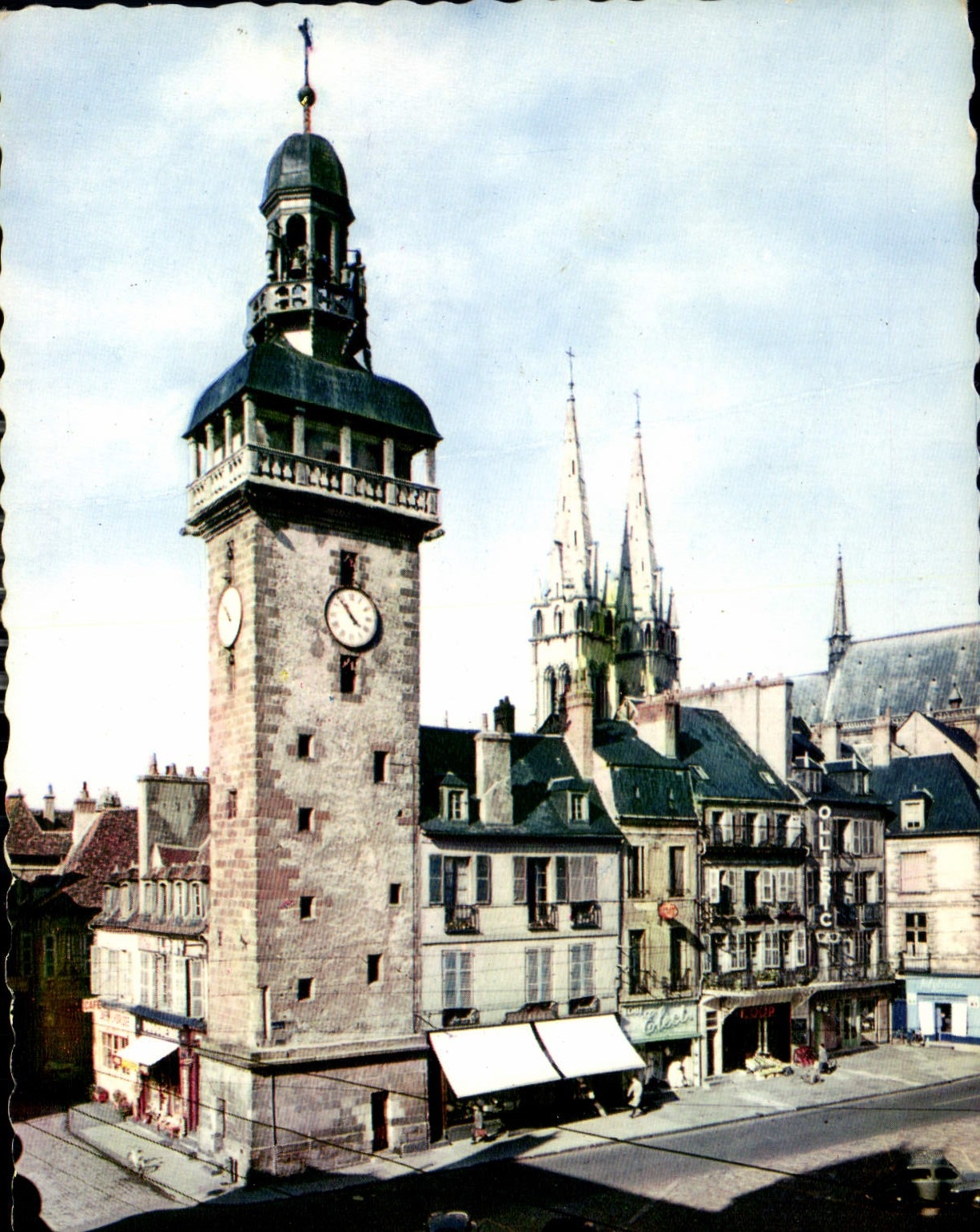 CPM Moulins Allier Jacquemart et les fleches de la Cathedrale 