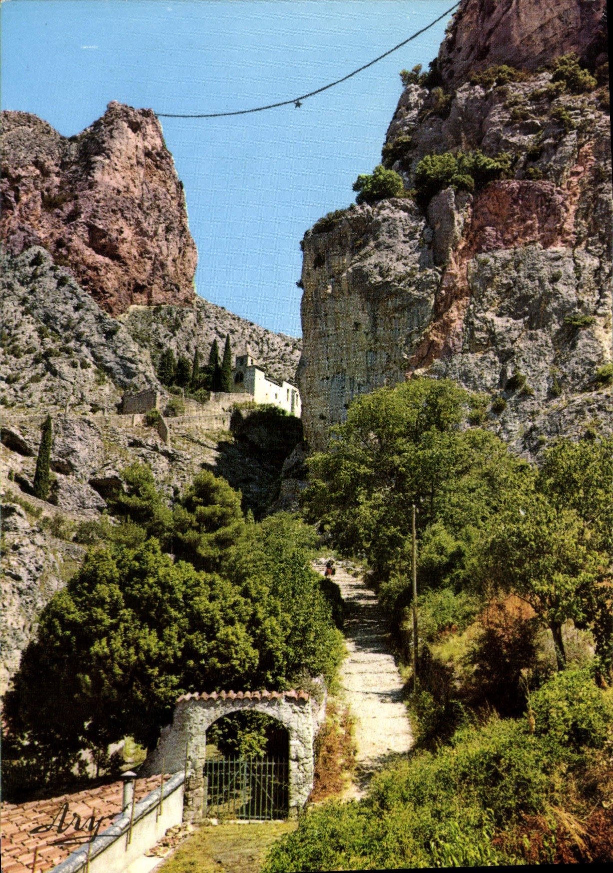 CPM Les Gorges Pittoresque du Verdon Moustiers Ste Marie la Montee du Calvaire et Chapelle de Beauvo