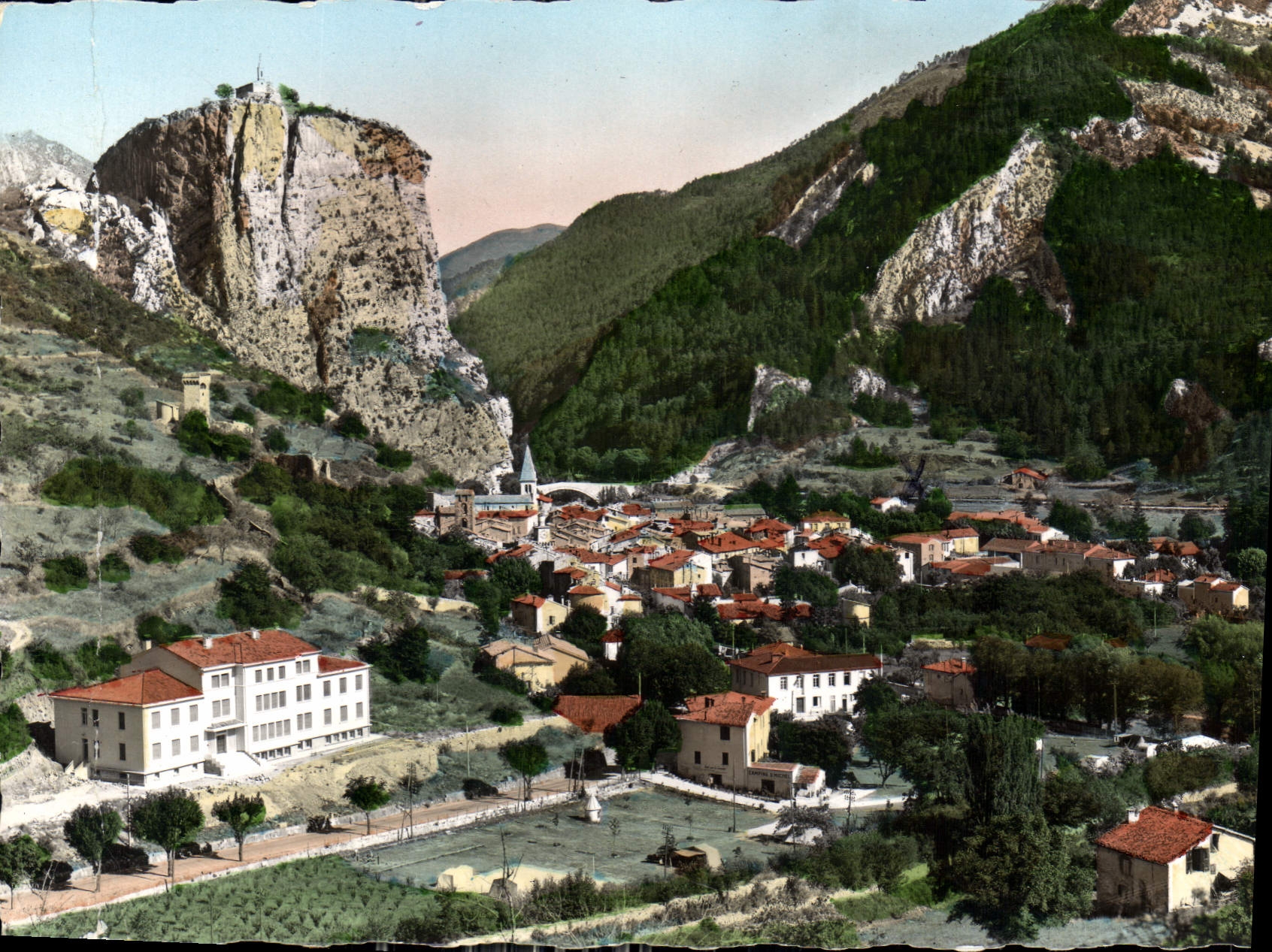 CPM Castellane Bosses Alpes la ville dominee par le Roc sur lequel est juchee Notre Dame du Roc au p