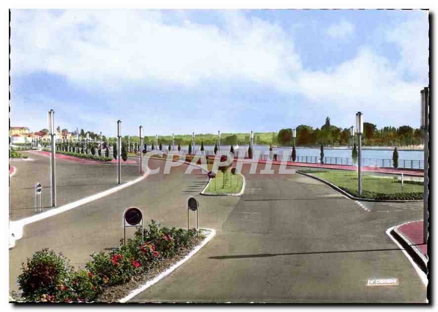CPM Vichy Allier Station Ideale Sante Vacances Boulevard de et le Plan d'eau 