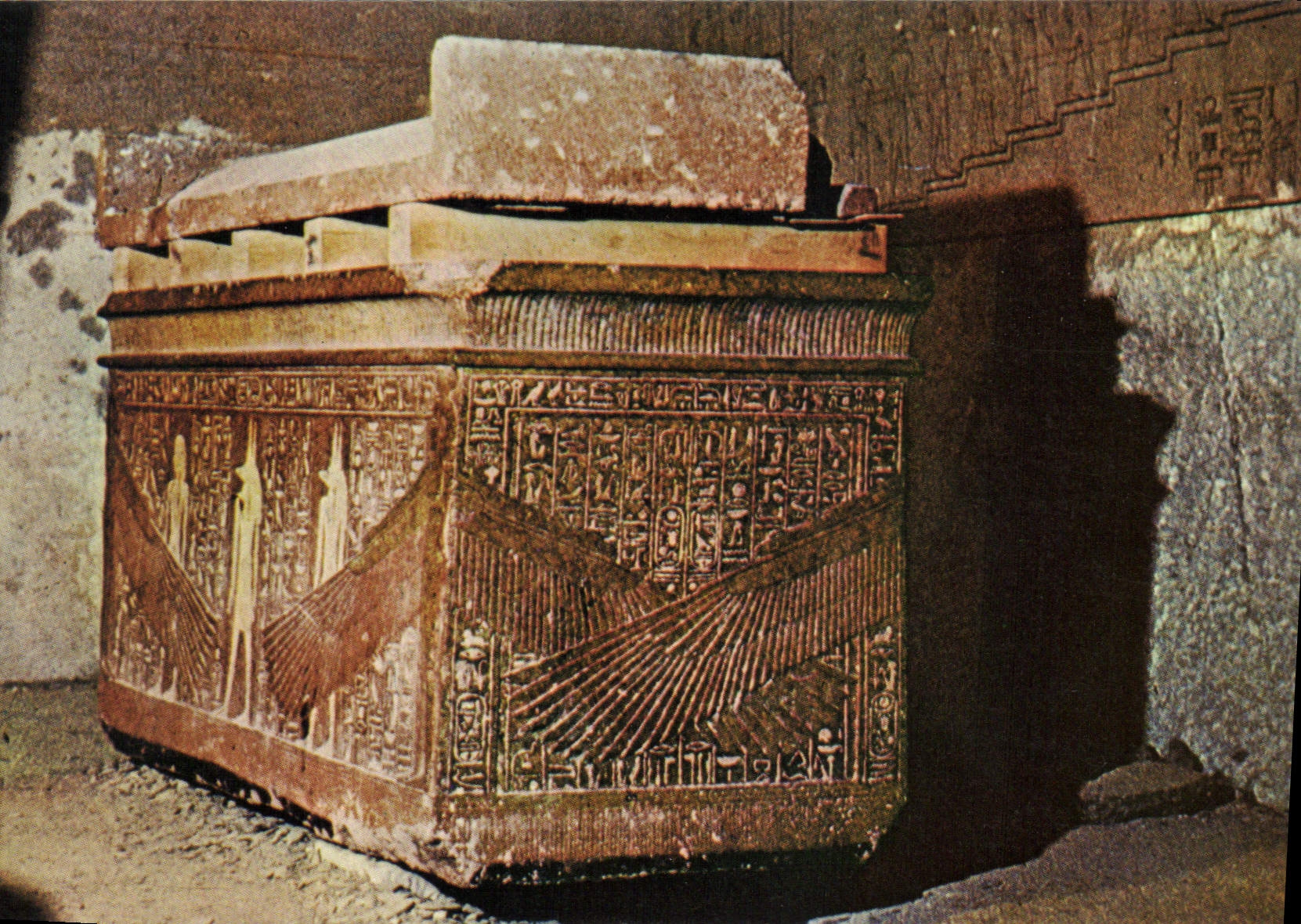 Sarcophage dans le tombeau de Haremhab — 1350 av. J.-C. — Édition K. Lambeler & Landrock, Caire