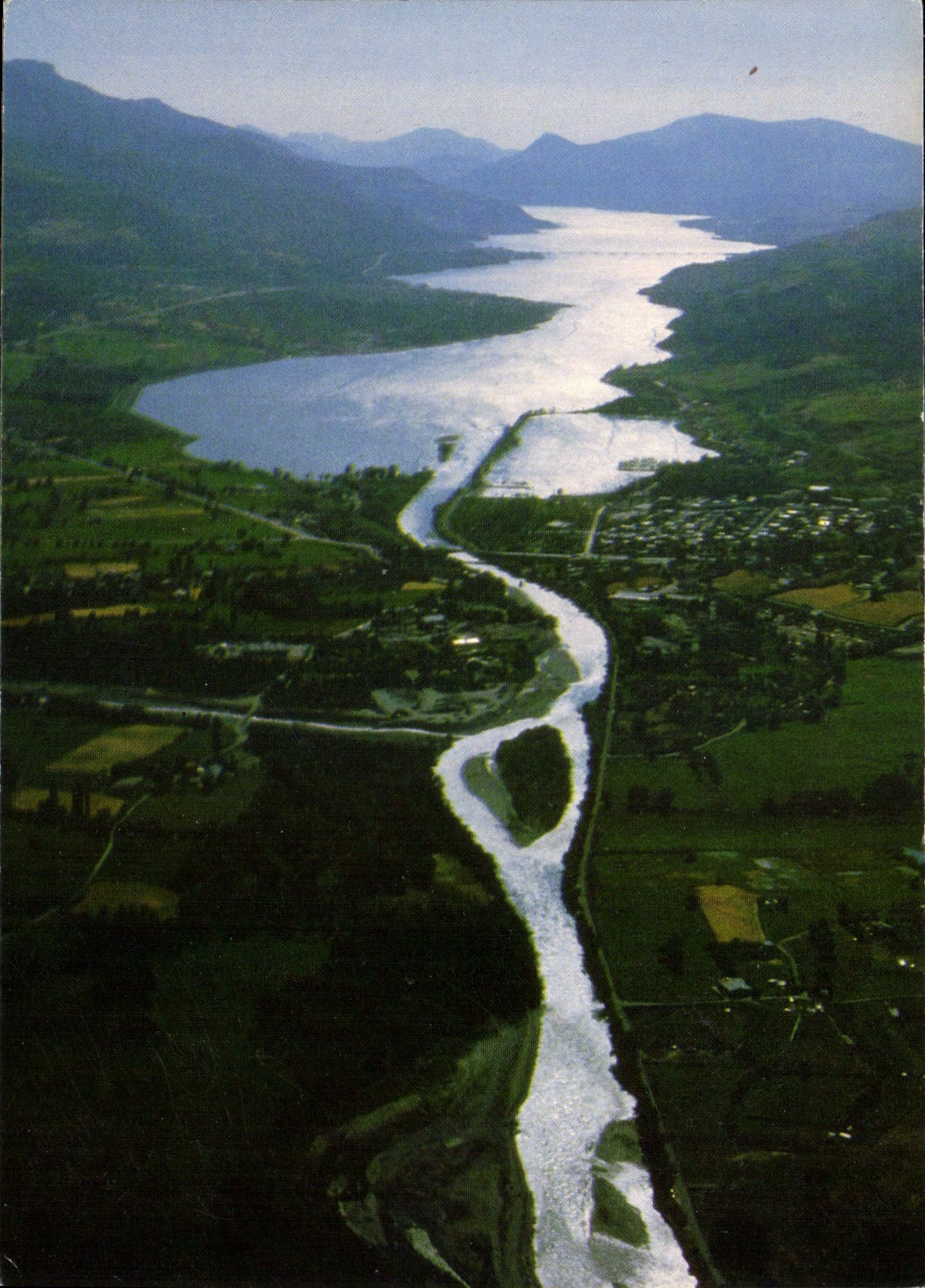 Embrun, Hautes-Alpes — Lac artificiel du Serre-Ponçon (19 km) et pont de Savines au fond — Édition Savines 4 Saisons