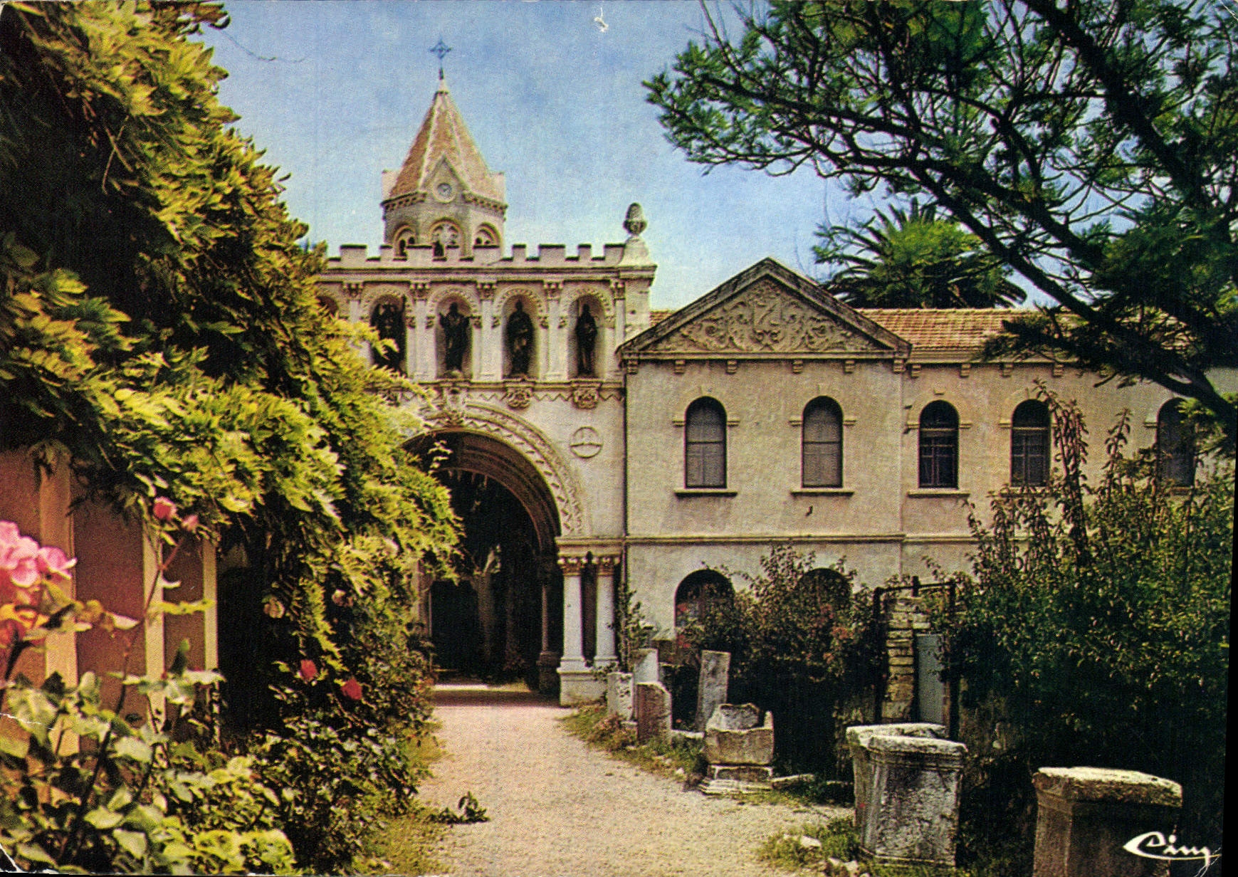 Abbaye de Notre-Dame de Lérins — Façade du monastère et musée lapidaire — Ciny